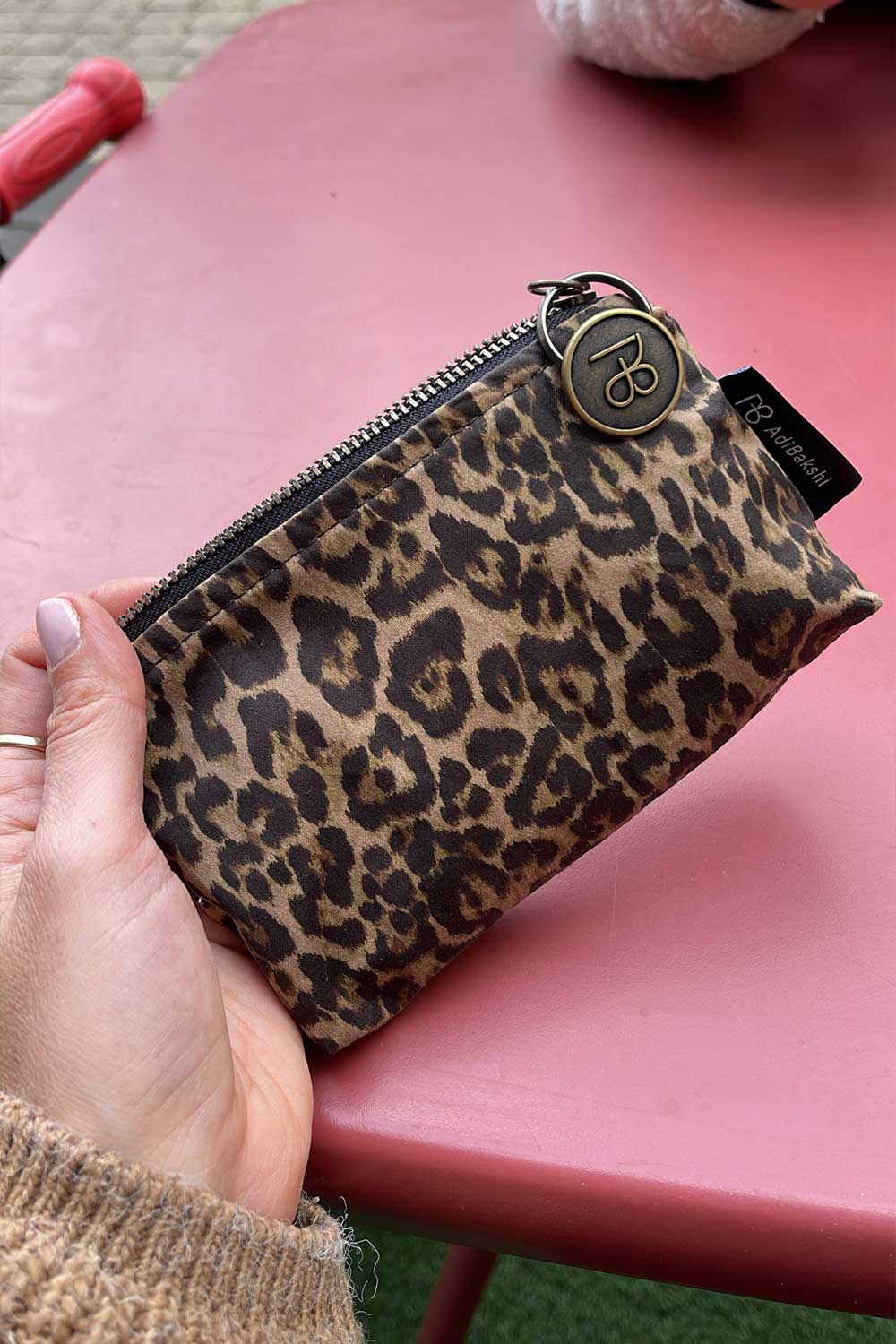 ארנק מיטל – תקריב של התפרים והבד המנומר