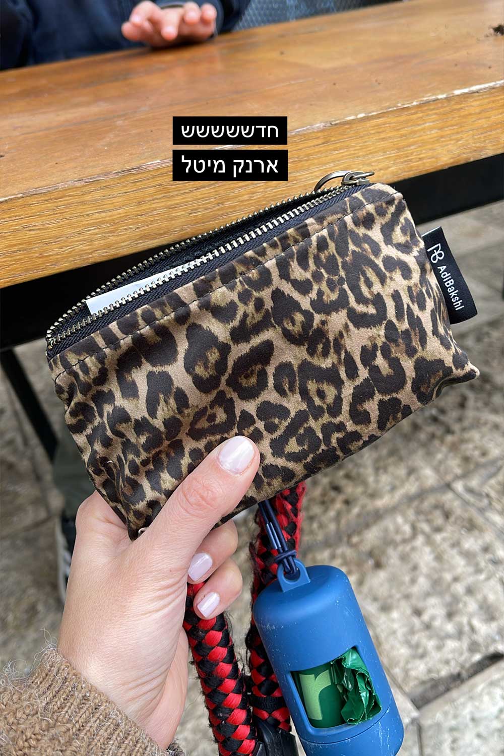 ארנק מיטל מוחזק ביד – להמחשת גודל בנשיאה יומיומית