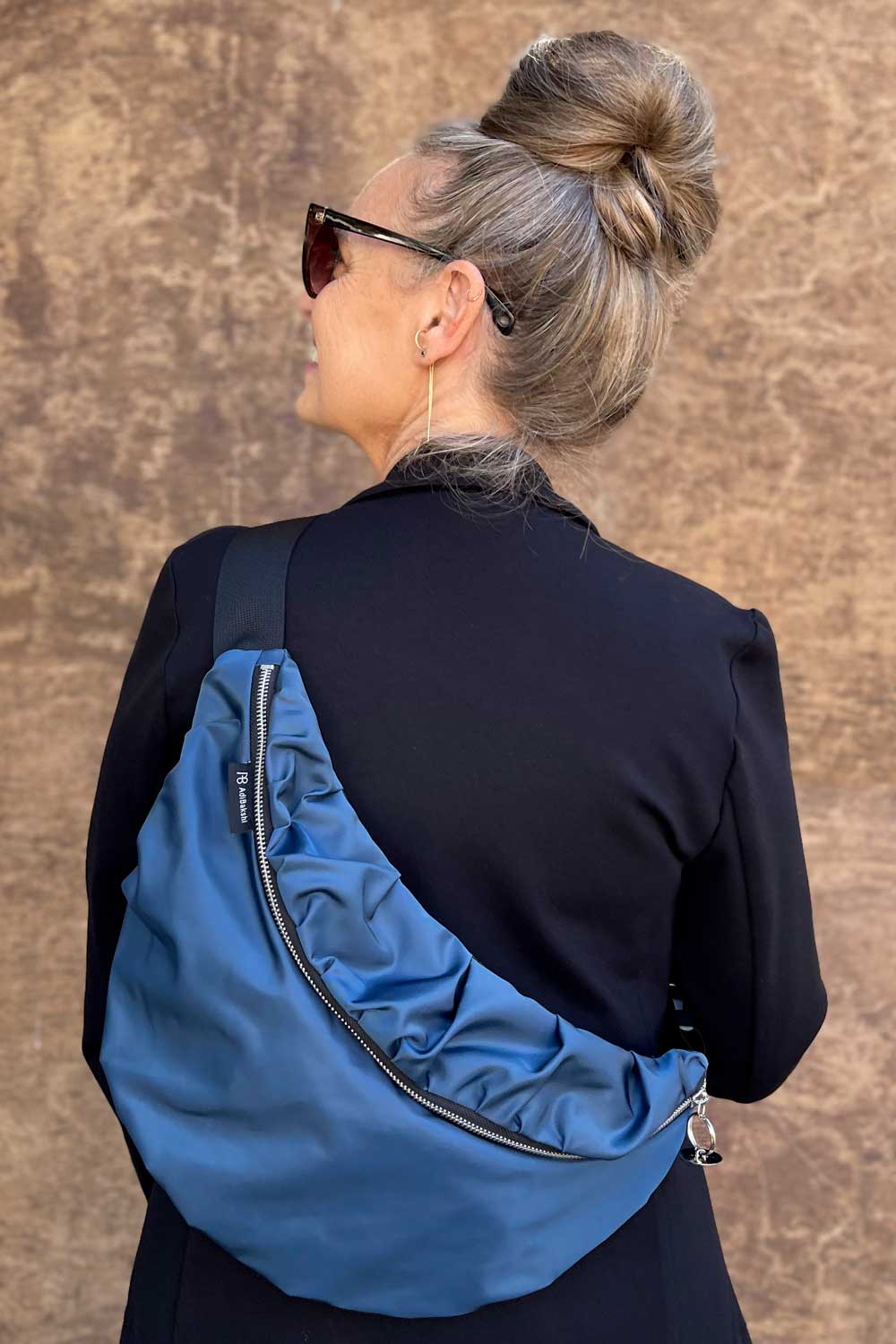 פאוץ׳ “מולי” – פאוץ׳ כחול פטרול לטיסות וטיולים.