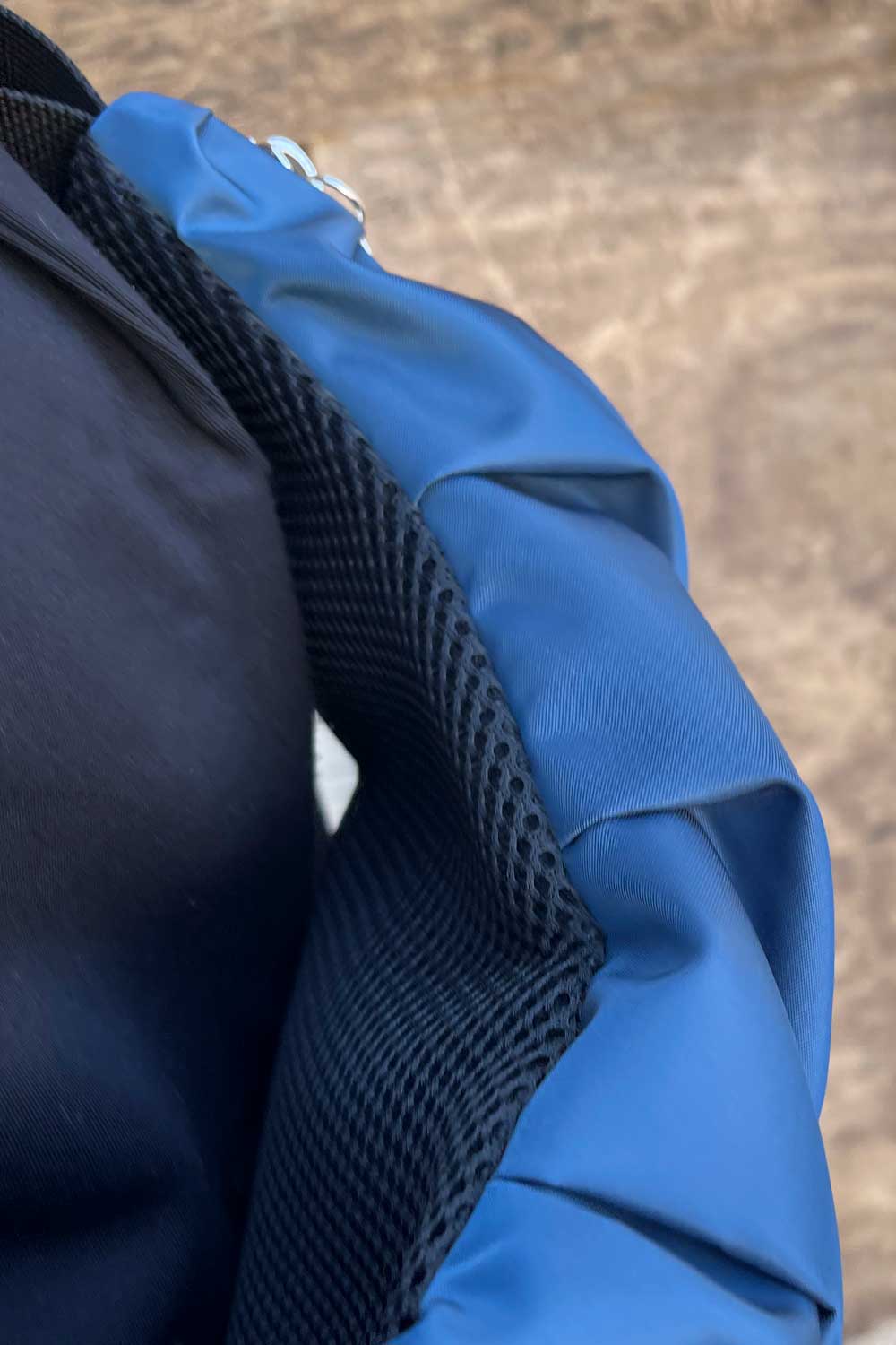 פאוץ׳ “מולי” – מבט קרוב על הבד בגוון כחול פטרול.