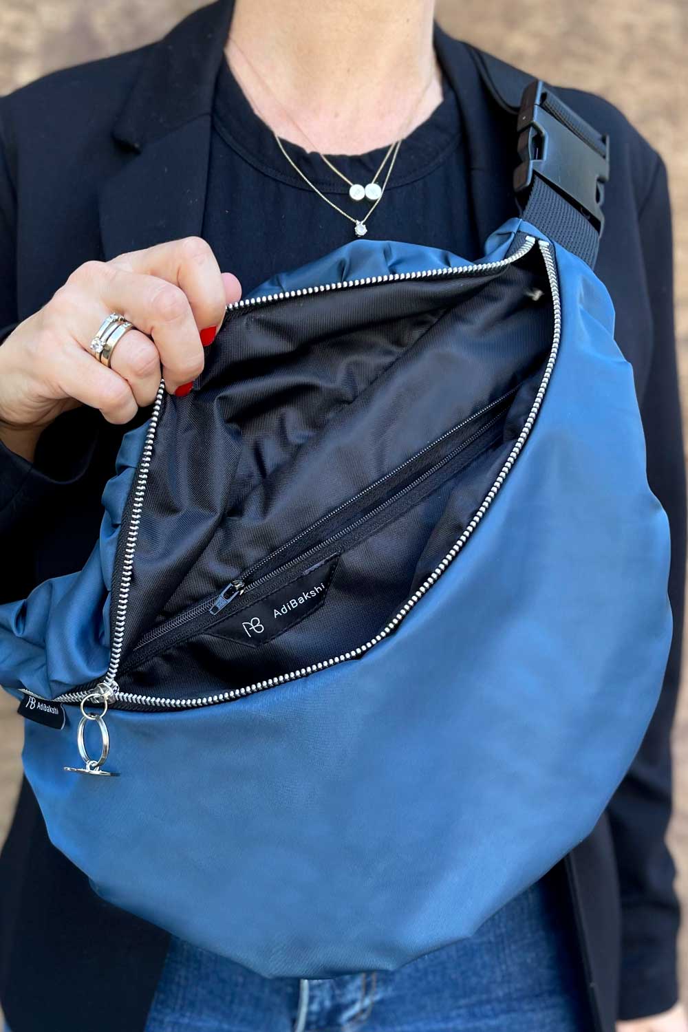 פאוץ׳ “מולי” – תא מרכזי מרווח ותא פנימי קטן.