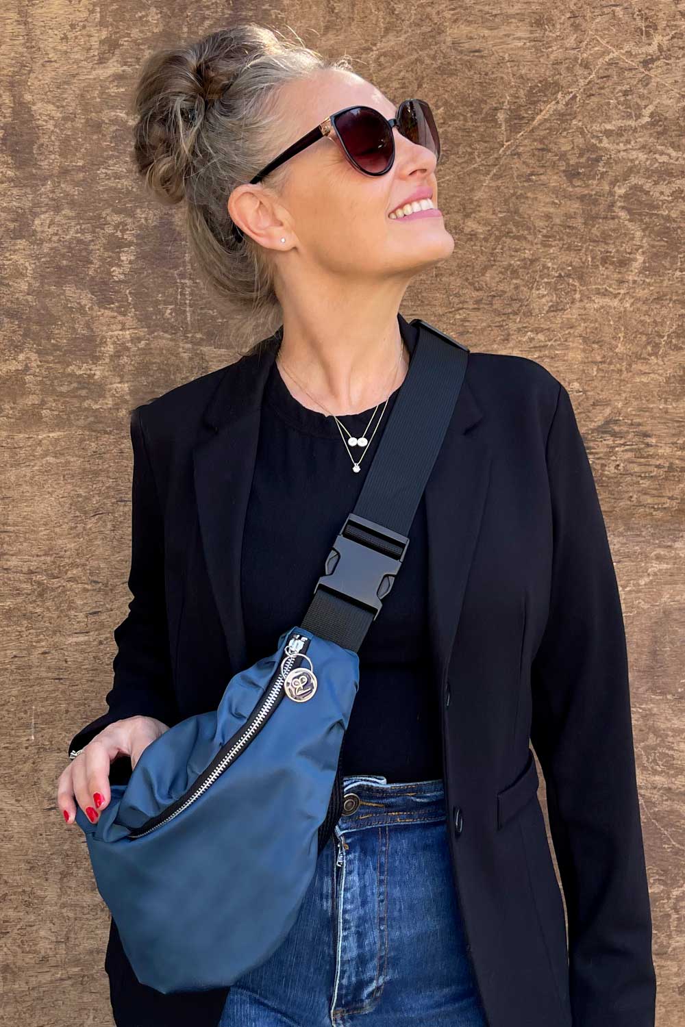 פאוץ׳ “מולי” – תיק צד אופנתי לנשים בצבע כחול פטרול.