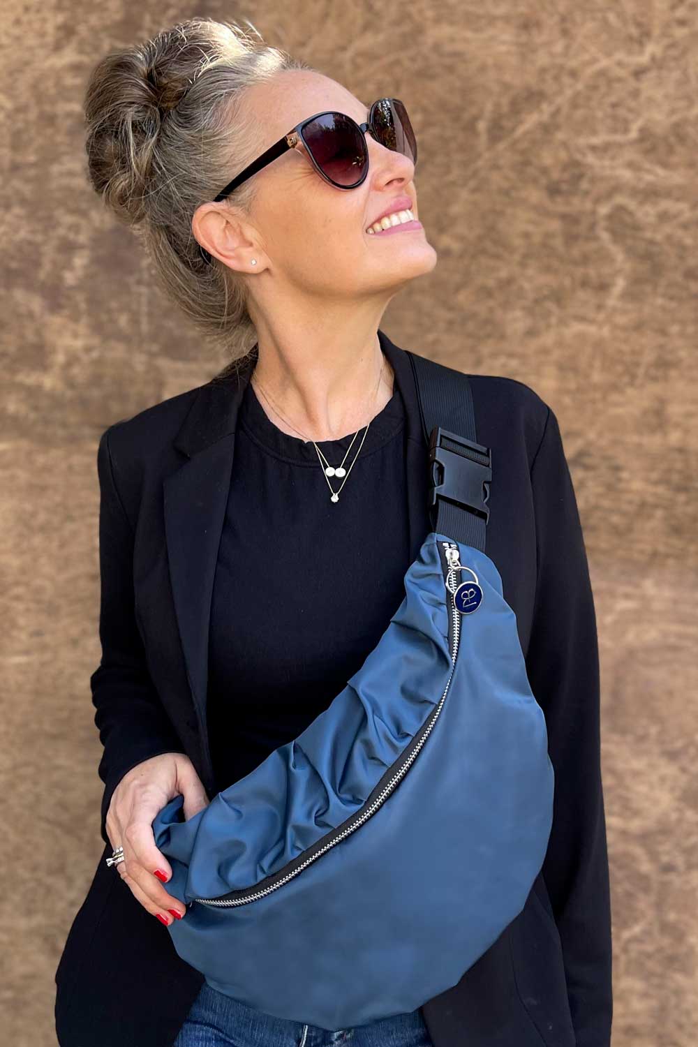 פאוץ׳ “מולי” – מבט קדמי המדגיש את הגוון המיוחד.