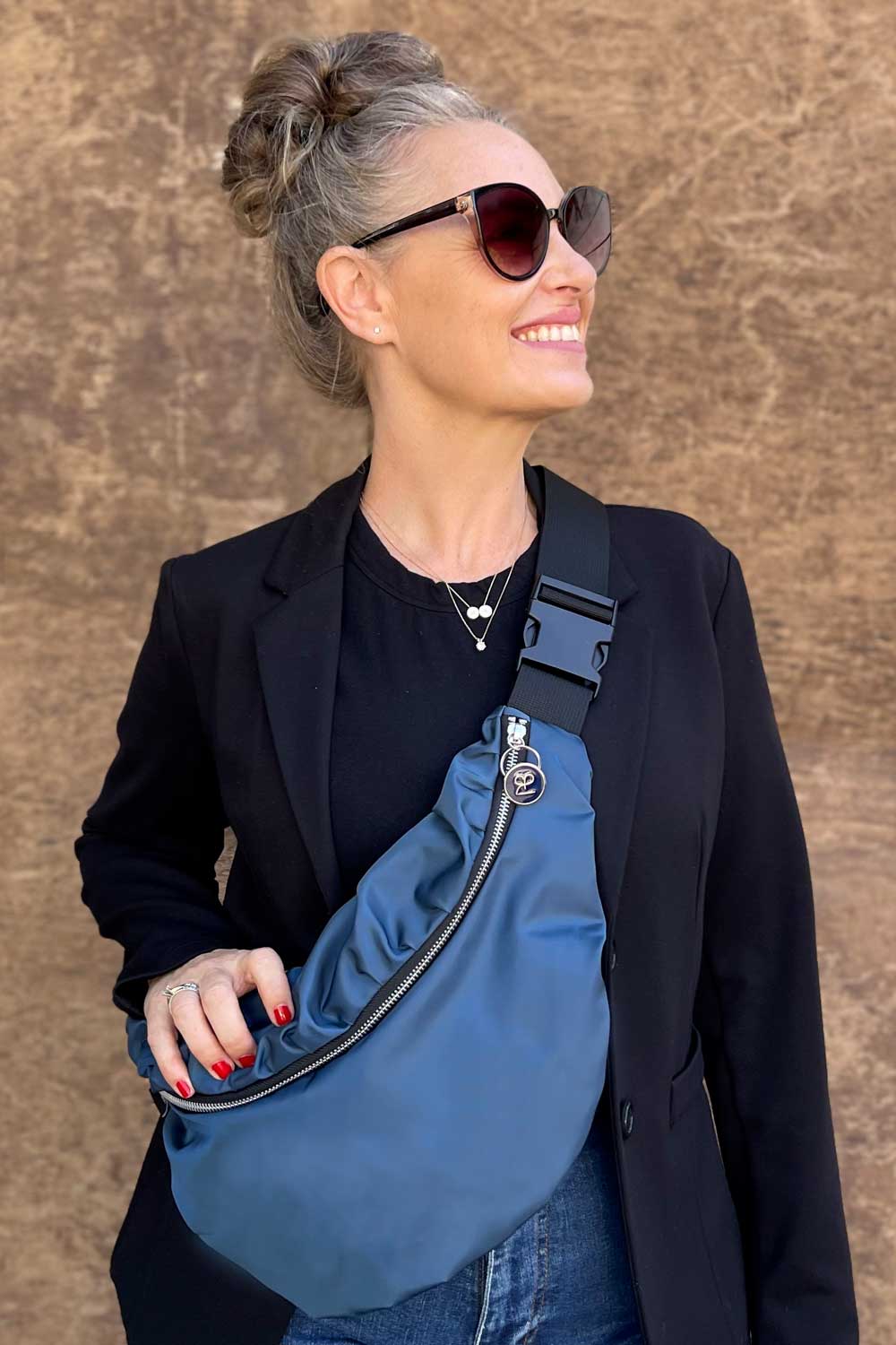 פאוץ׳ “מולי” לנשים – צבע כחול פטרול במראה אוקיינוס.