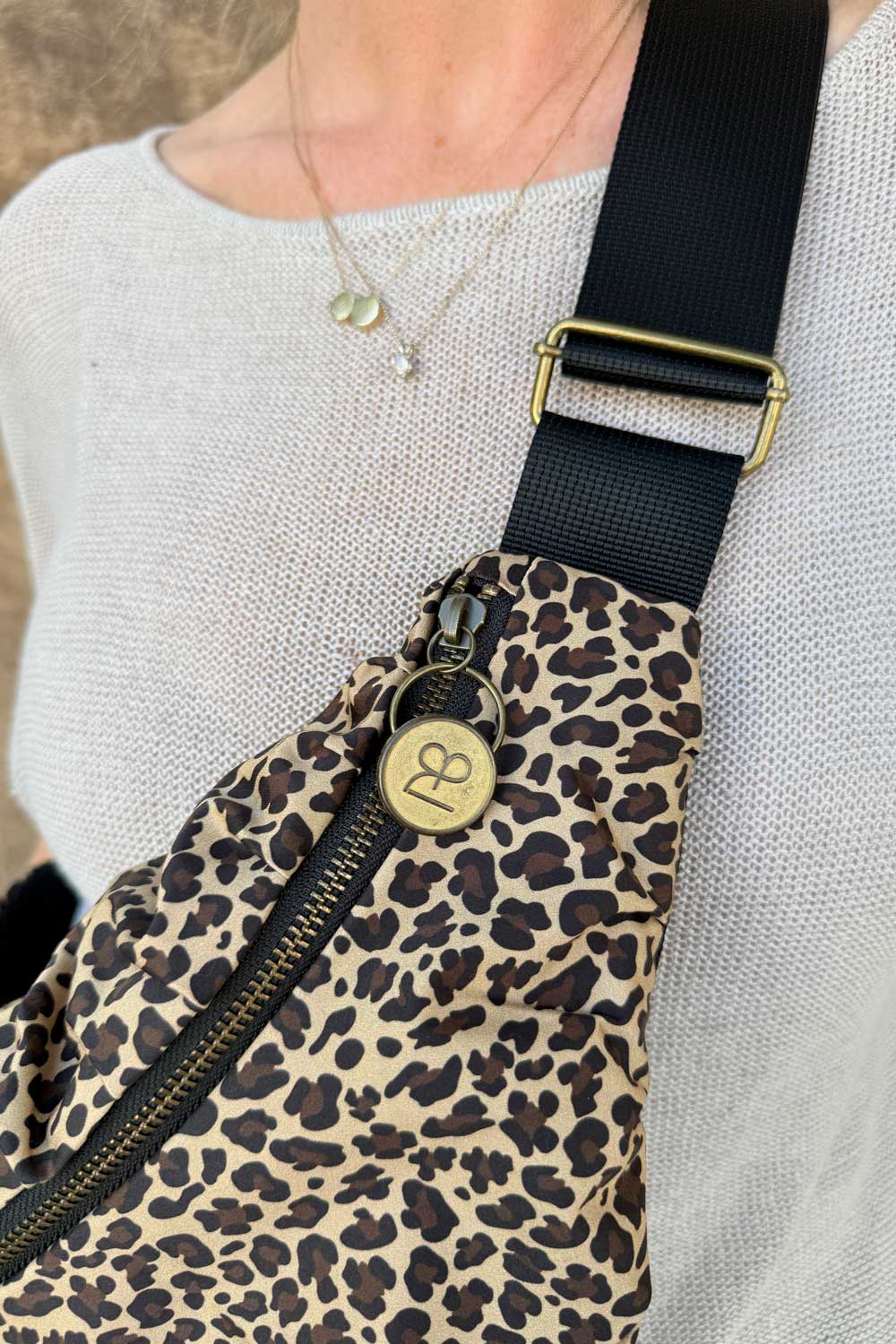 פאוץ׳ קטן נועה