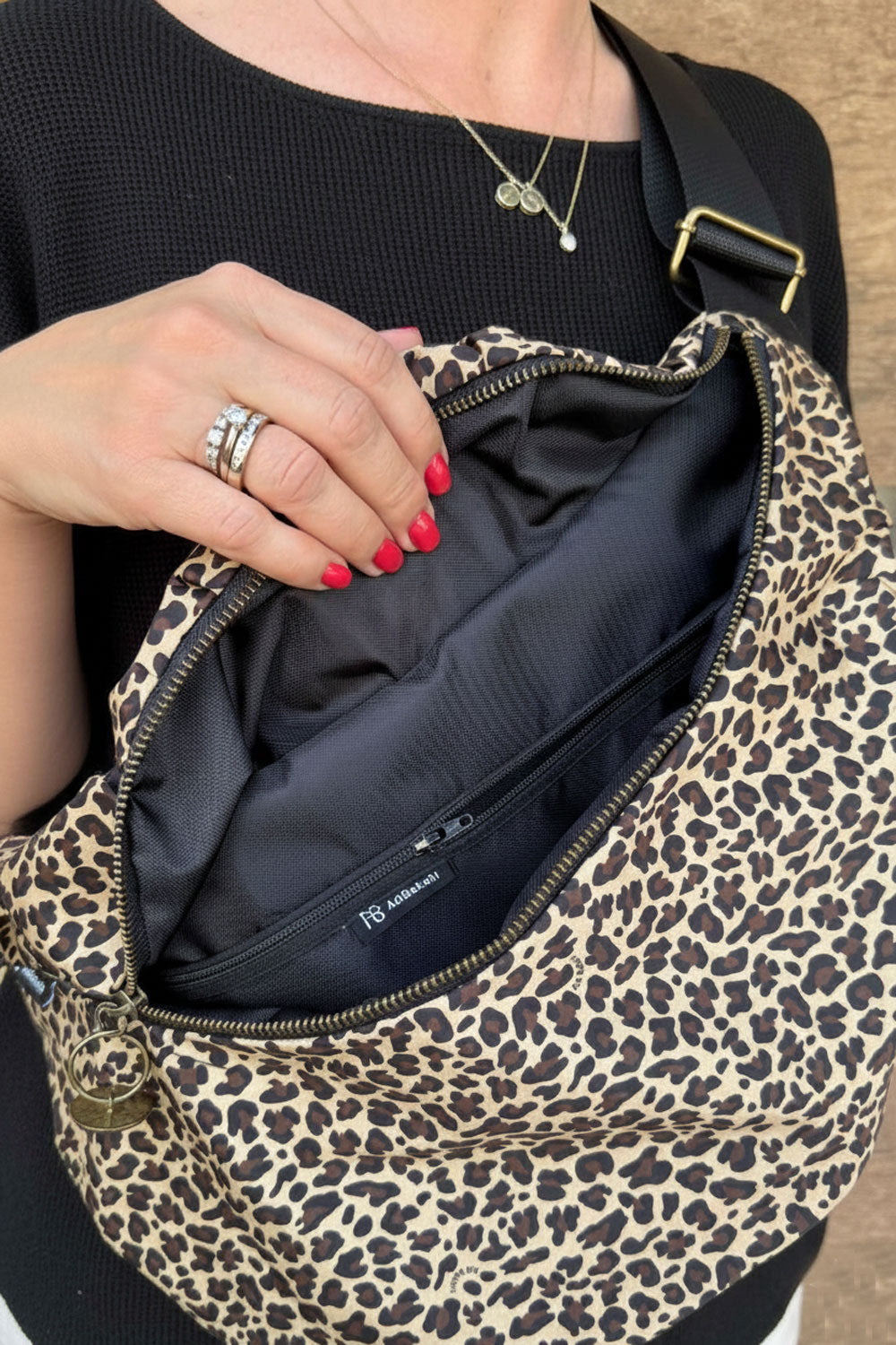 פאוץ׳ גדול נועה