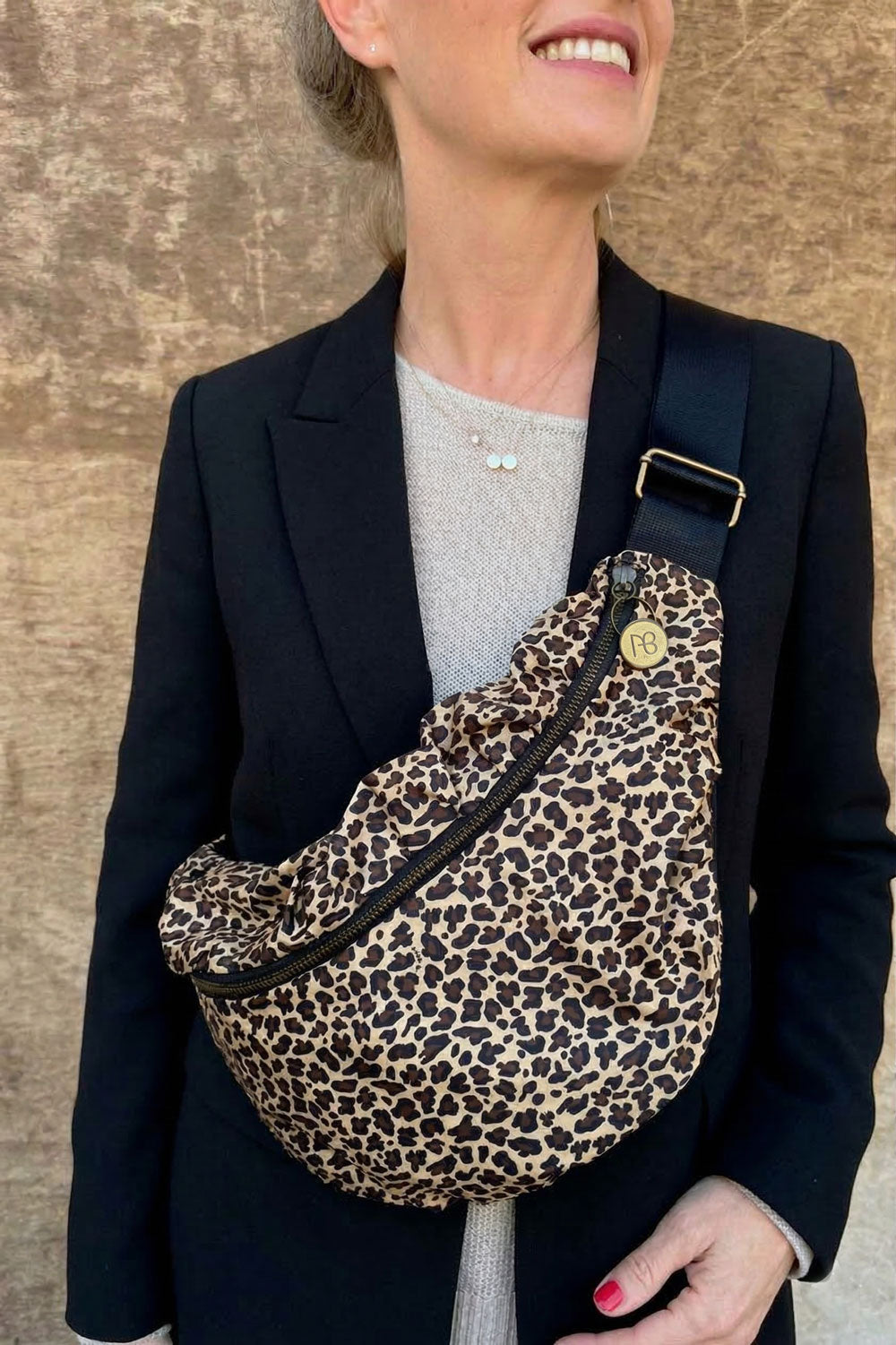 פאוץ׳ גדול נועה