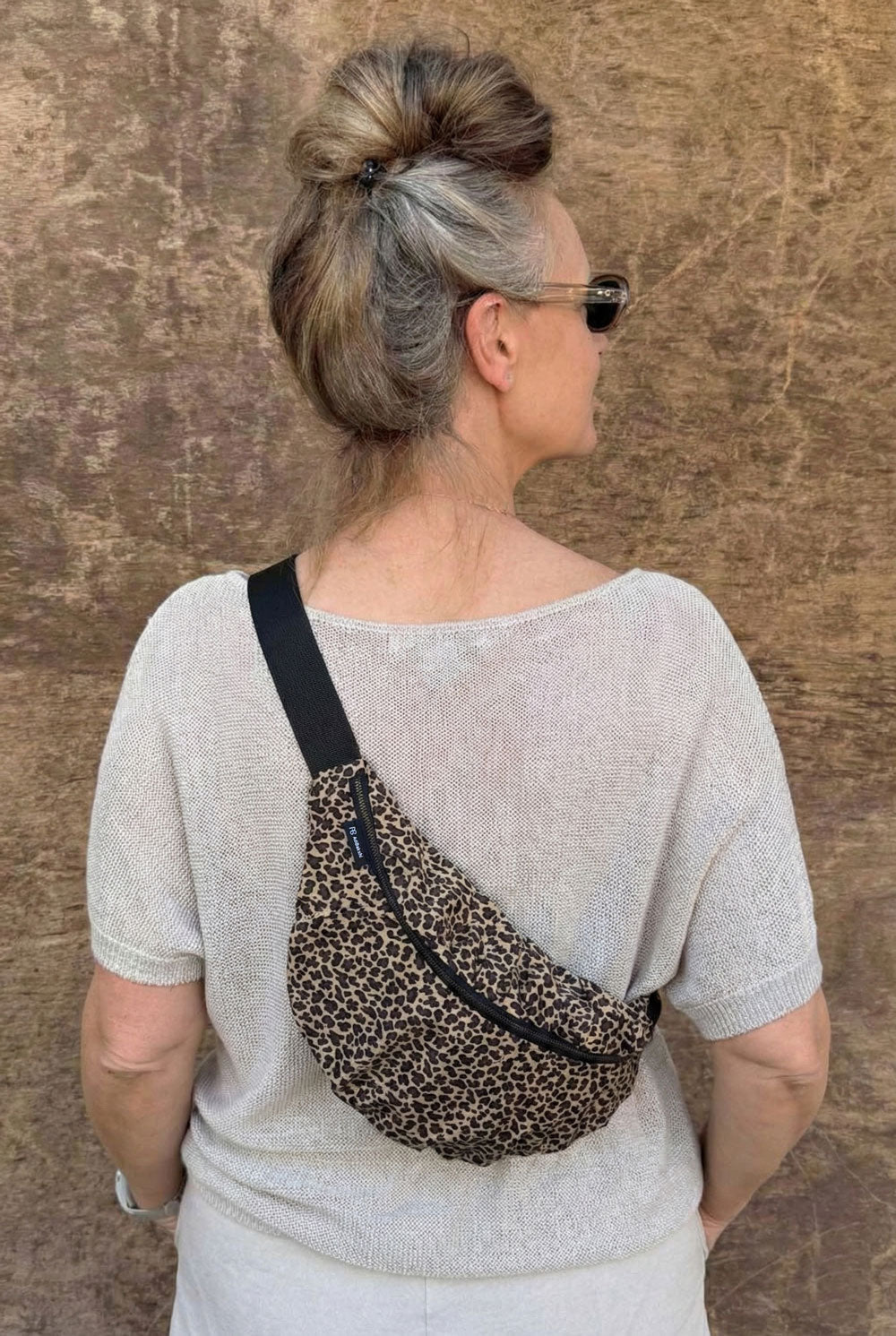 פאוץ’ מנומר נועה קטן עם תא מרכזי ותא פנימי לאחסון חכם