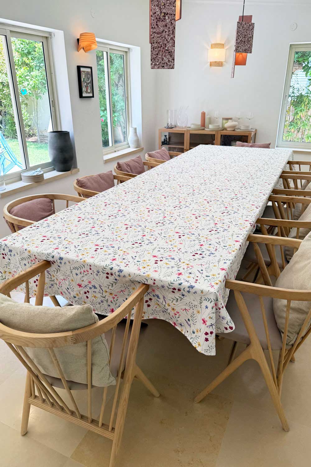 מפת שולחן נוי במראה אלגנטי לאירוח חגיגי בבית מעוצב