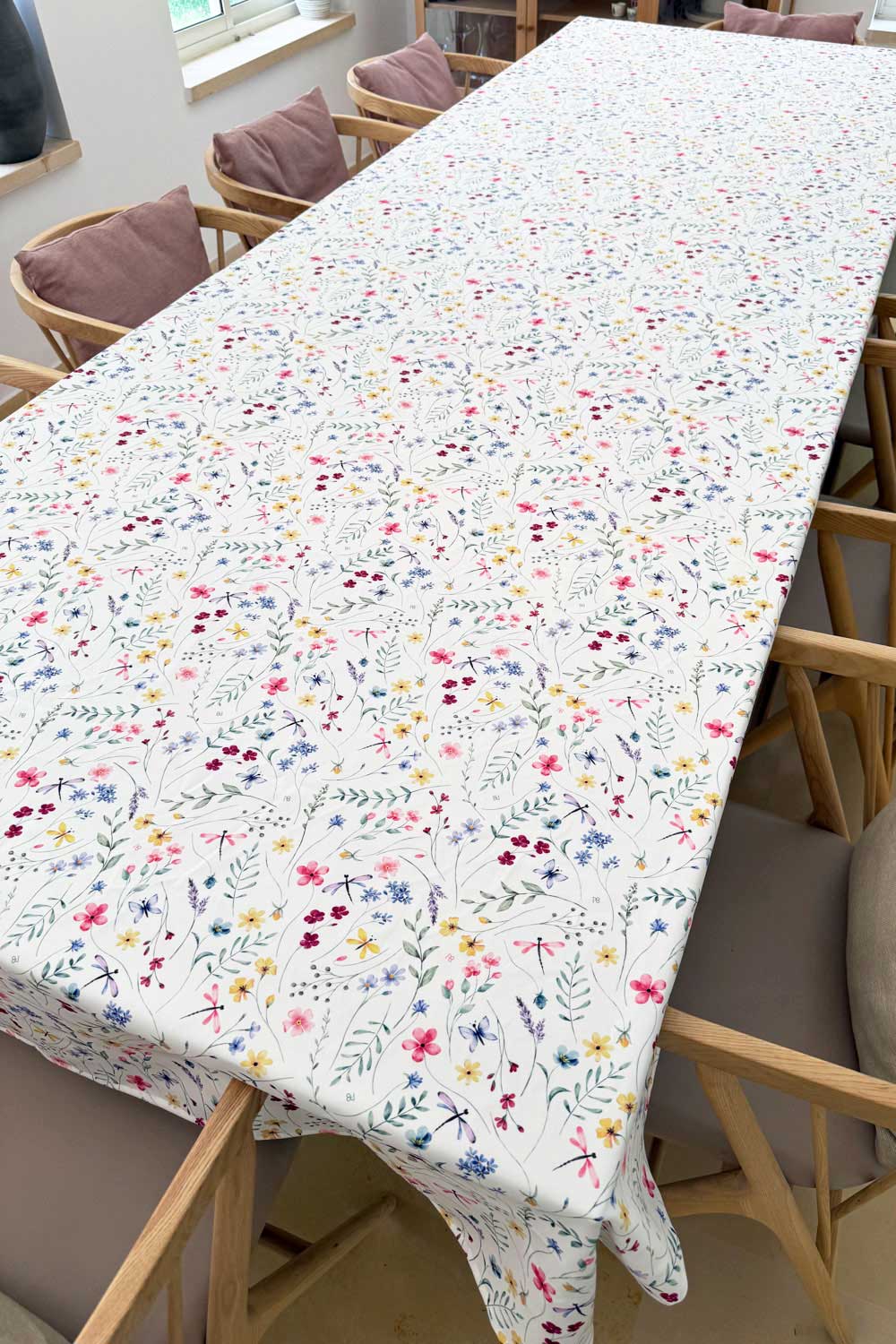 מפת שולחן נוי עם הדפס פרפרים ושפיריות במראה עדין ויוקרתי