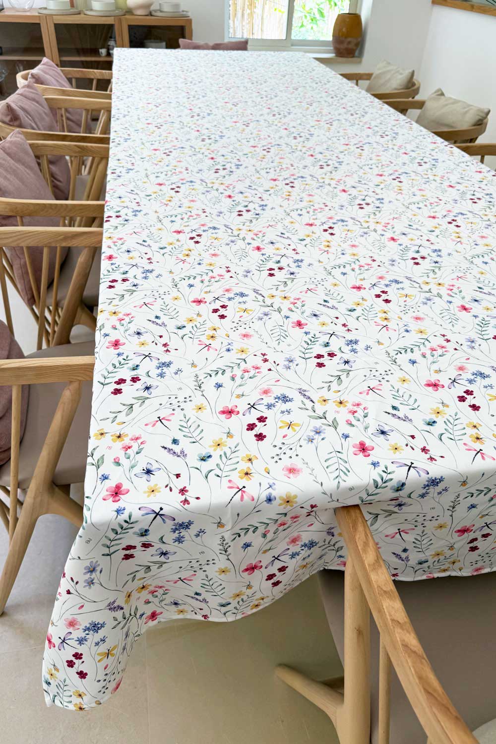 מפת שולחן נוי בהדפס פרחים, פרפרים ושפיריות בצבעי פסטל עדינים