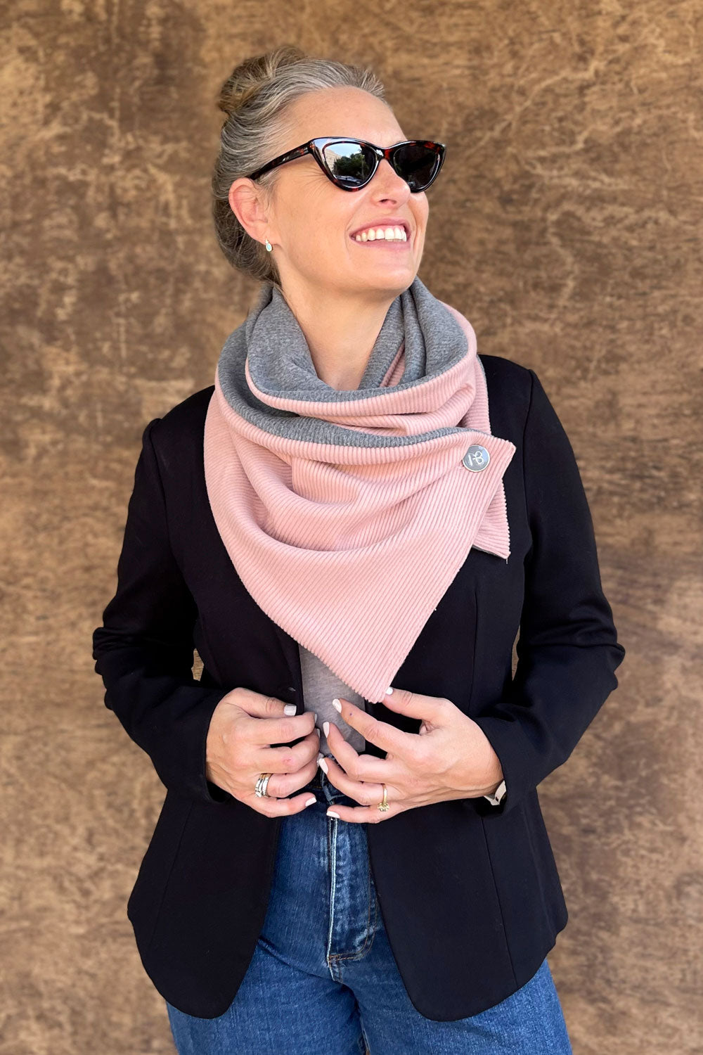 צעיף ורוד אפור דו צדדי מיוחד ומחמם של מעצבת הצעיפים עדי בקשי