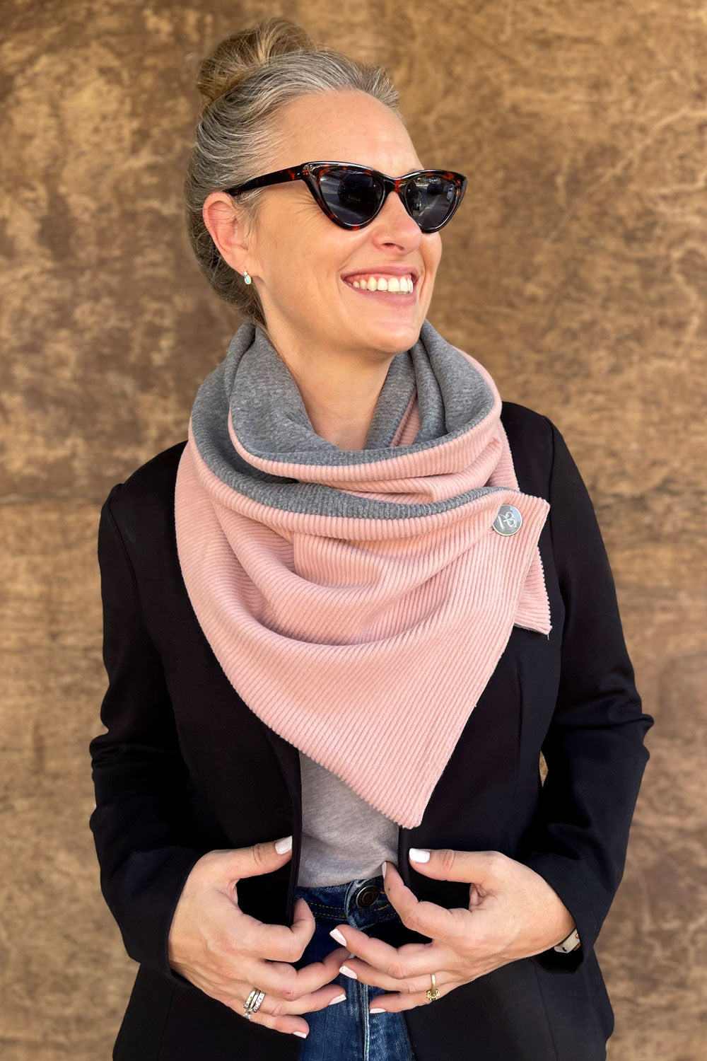 צעיף ורוד אפור דו צדדי מיוחד ומחמם של מעצבת הצעיפים עדי בקשי