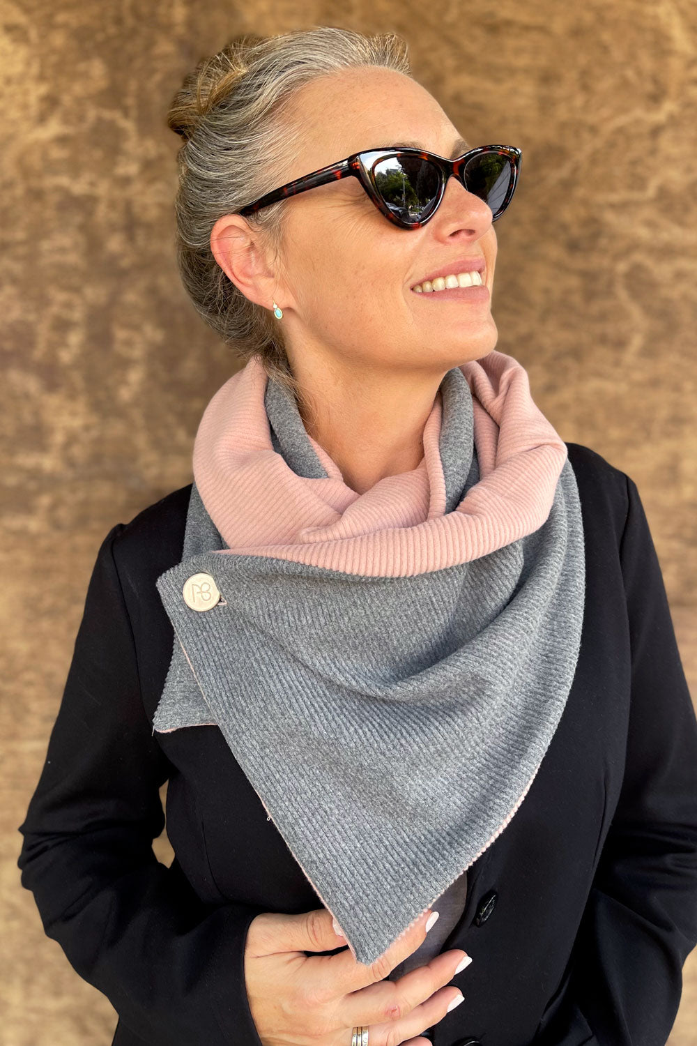 צעיף ורוד אפור דו צדדי מיוחד ומחמם של מעצבת הצעיפים עדי בקשי