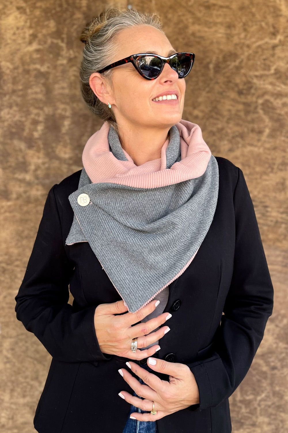 צעיף ורוד אפור דו צדדי מיוחד ומחמם של מעצבת הצעיפים עדי בקשי