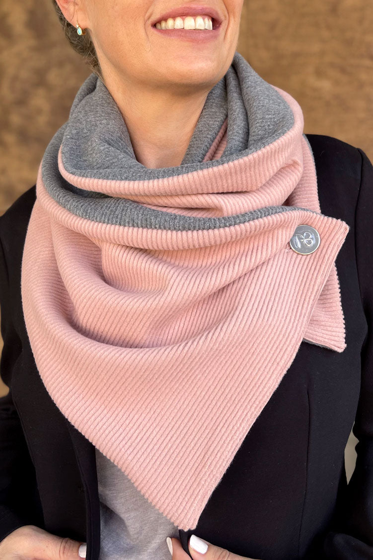 צעיף ורוד אפור דו צדדי מיוחד ומחמם של מעצבת הצעיפים עדי בקשי