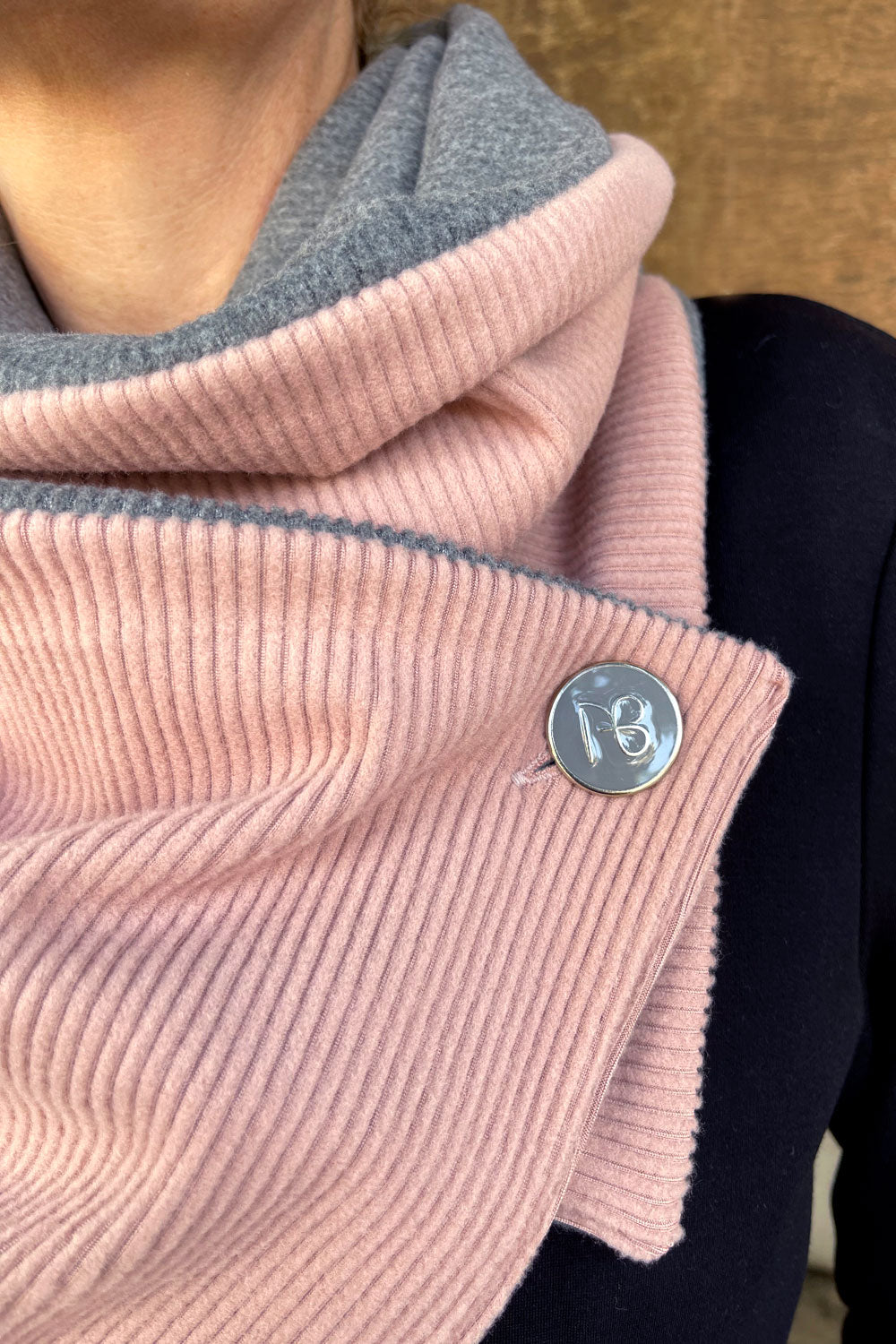 צעיף ורוד אפור דו צדדי מיוחד ומחמם של מעצבת הצעיפים עדי בקשי