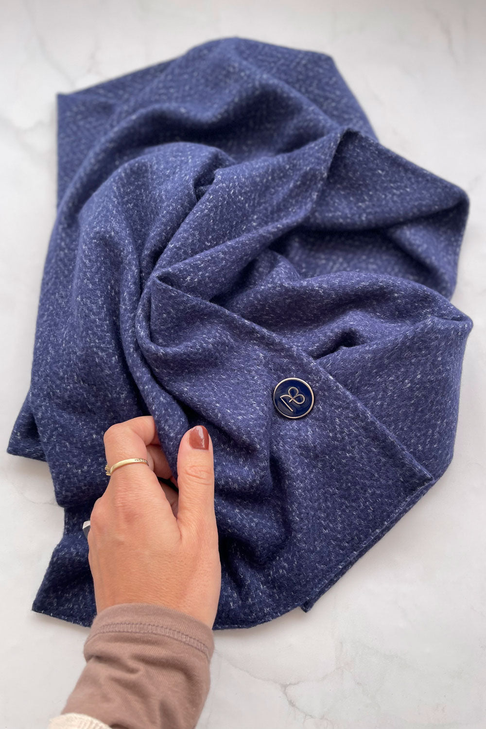 צעיף נעים | צעיף כחול | עדי בקשי