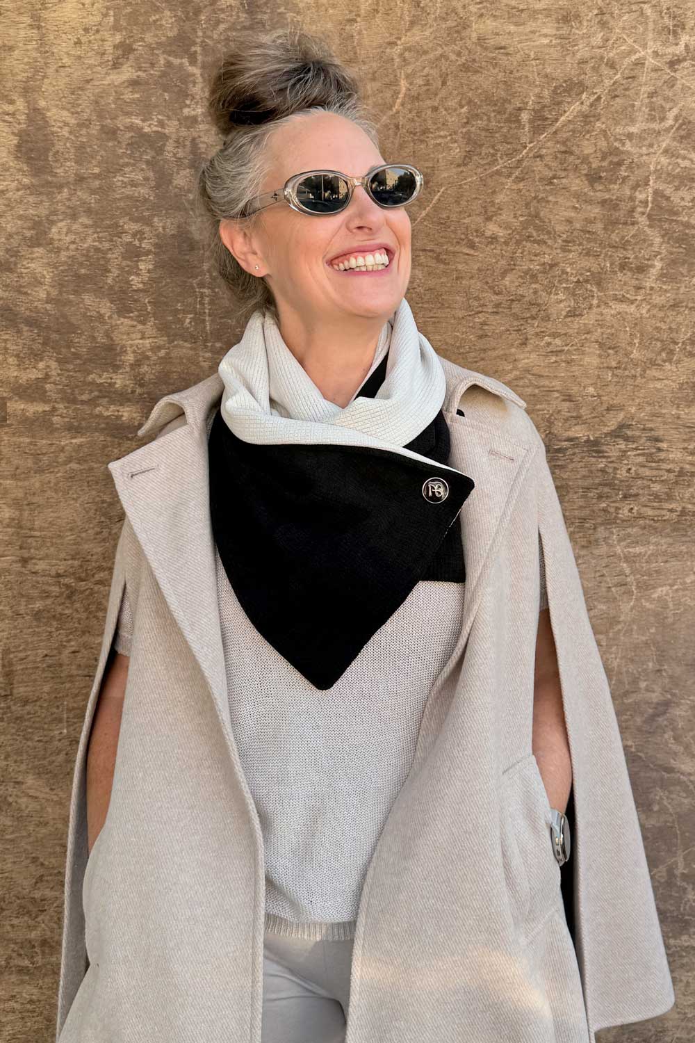 “צעיף דו־צדדי שחור־אופוויט לנשים – דגם רעות, שני צבעים במוצר אחד”