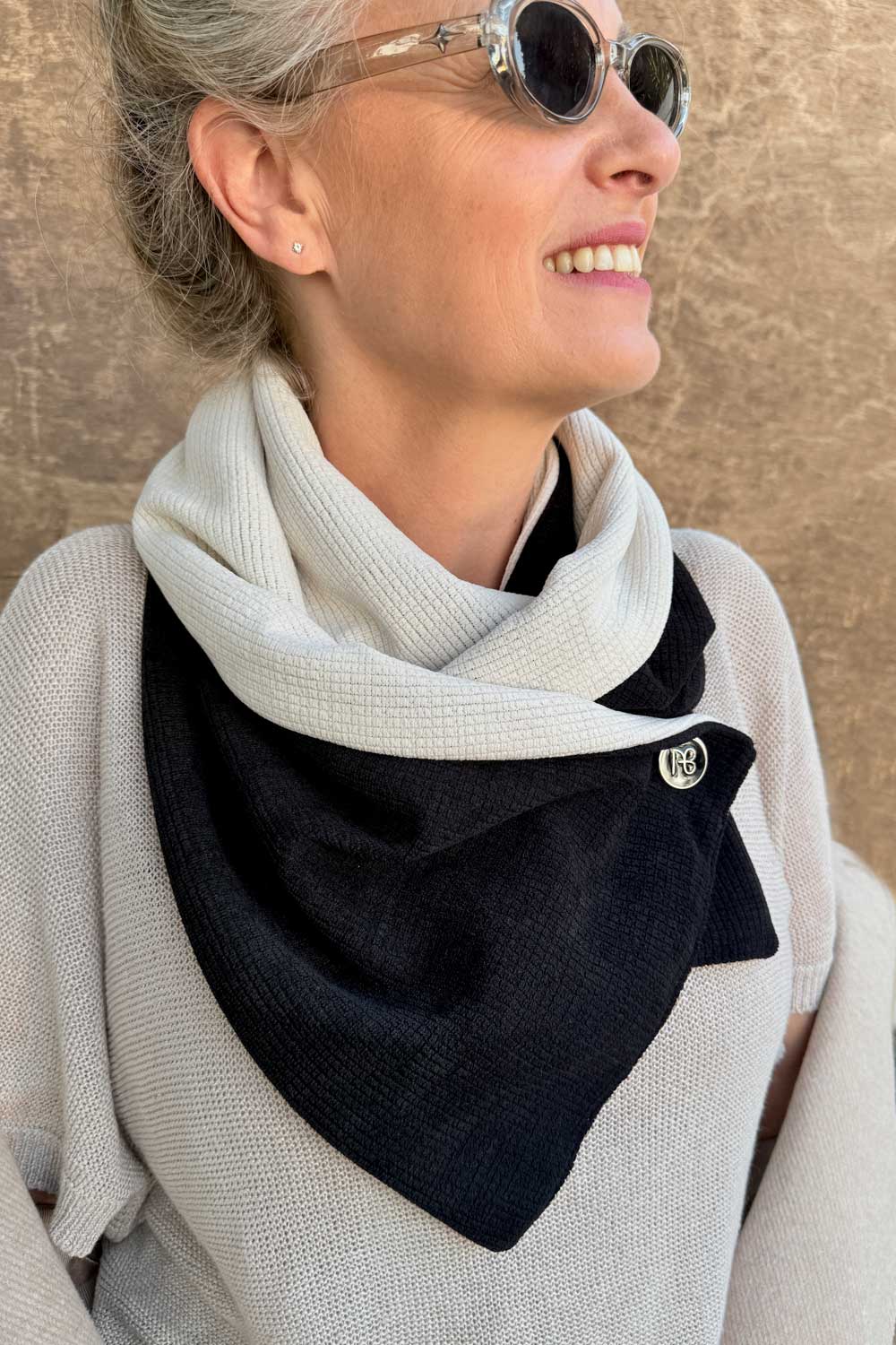 “צעיף דו־צדדי רעות – תקריב בד בטקסטורת קוביות בגווני שחור ואופוויט”