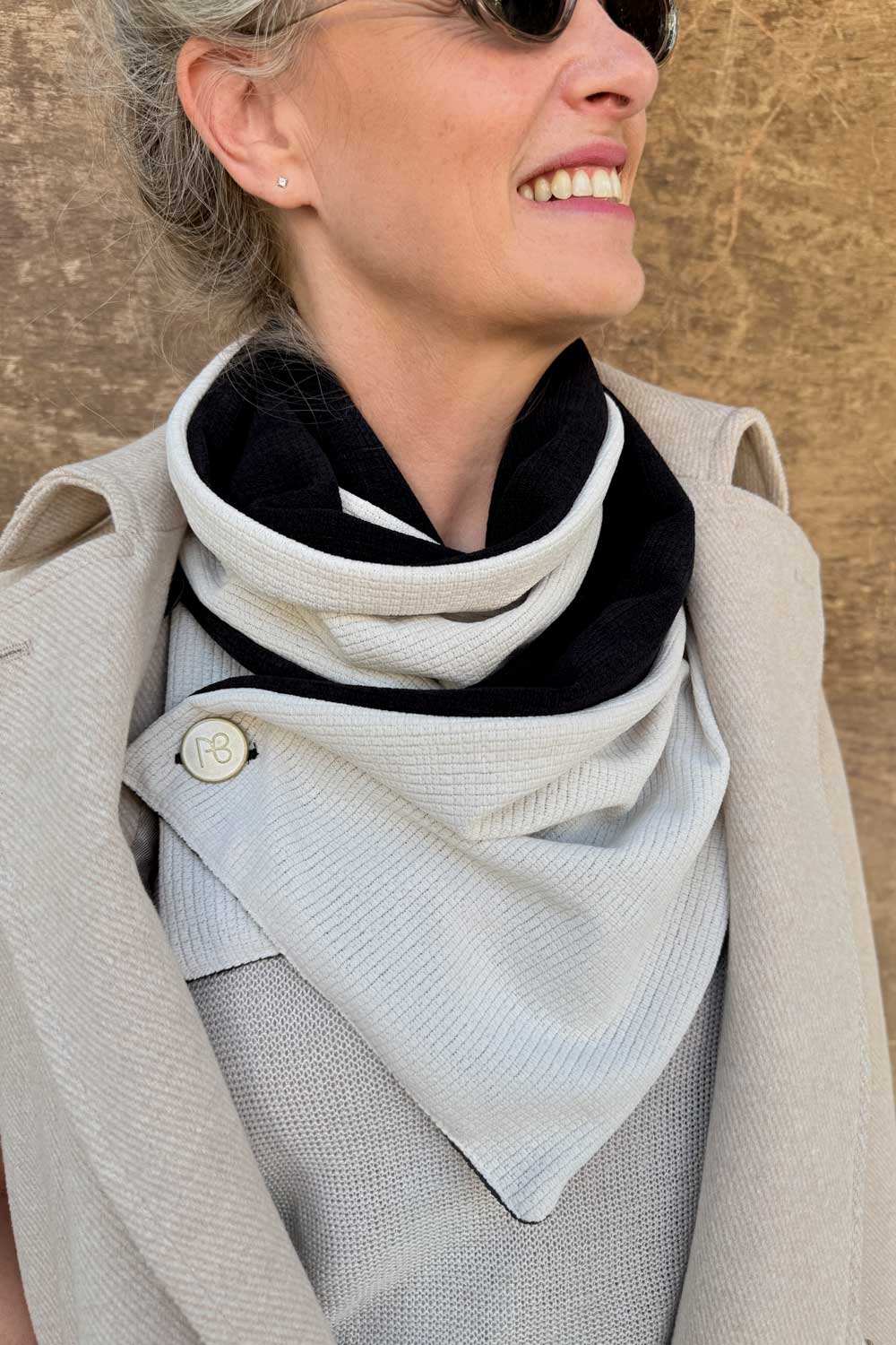 “צעיף דו־צדדי רעות על דוגמנית – צעיף חורף רך ומחמם עם כפתורים לשני הצדדים”