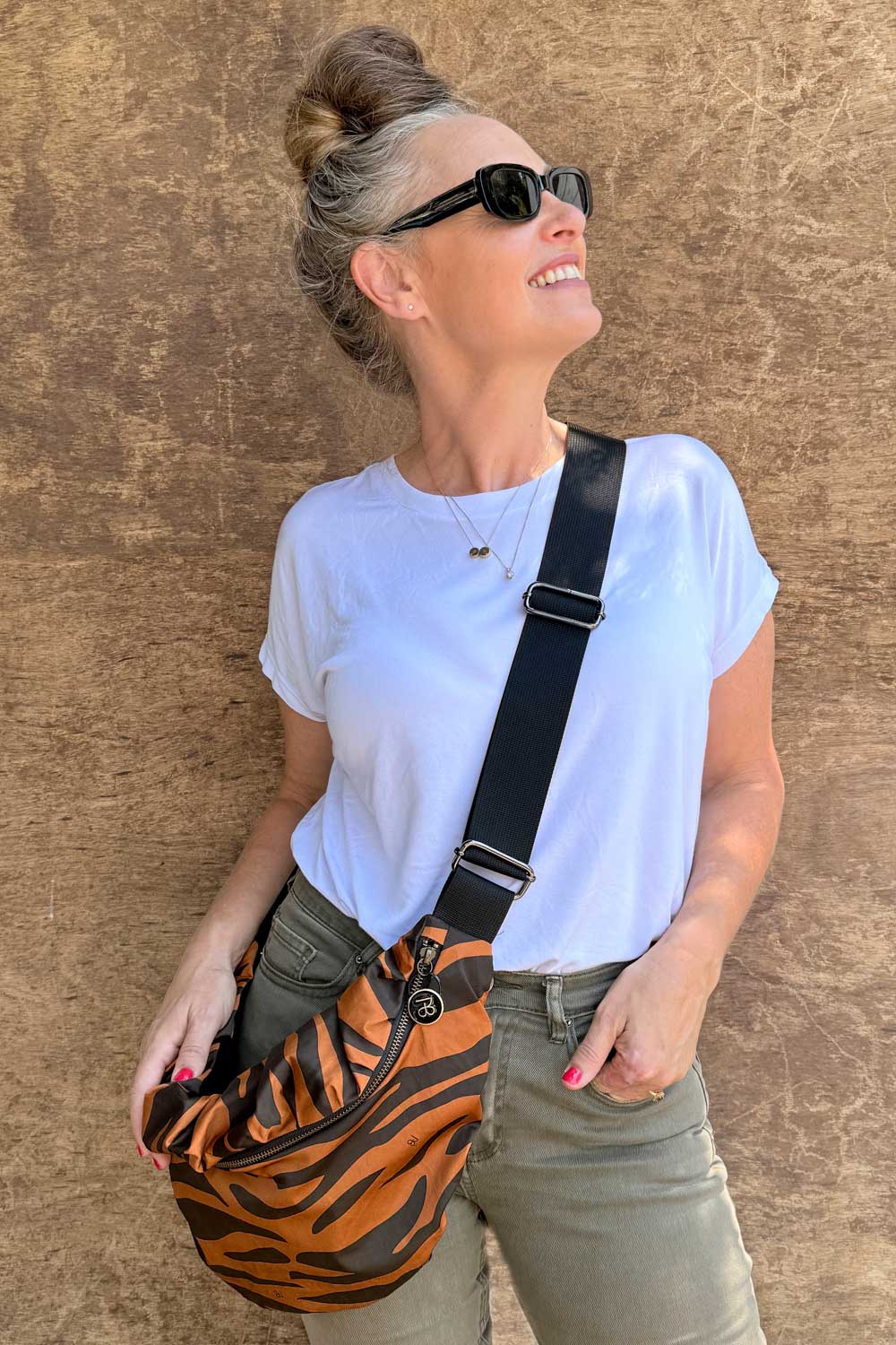 פאוץ' רותם בהדפס נמר – מבט קדמי המדגיש את הרצועה המתכווננת