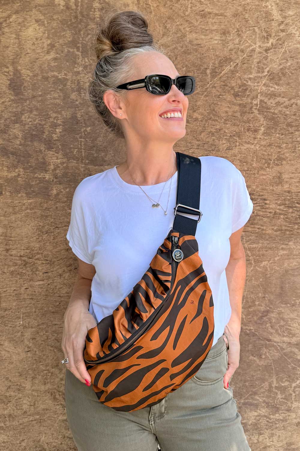 פאוץ' רותם גדול בהדפס נמר חמרה-שחור – עיצוב עדי בקשי, בד דריל איכותי