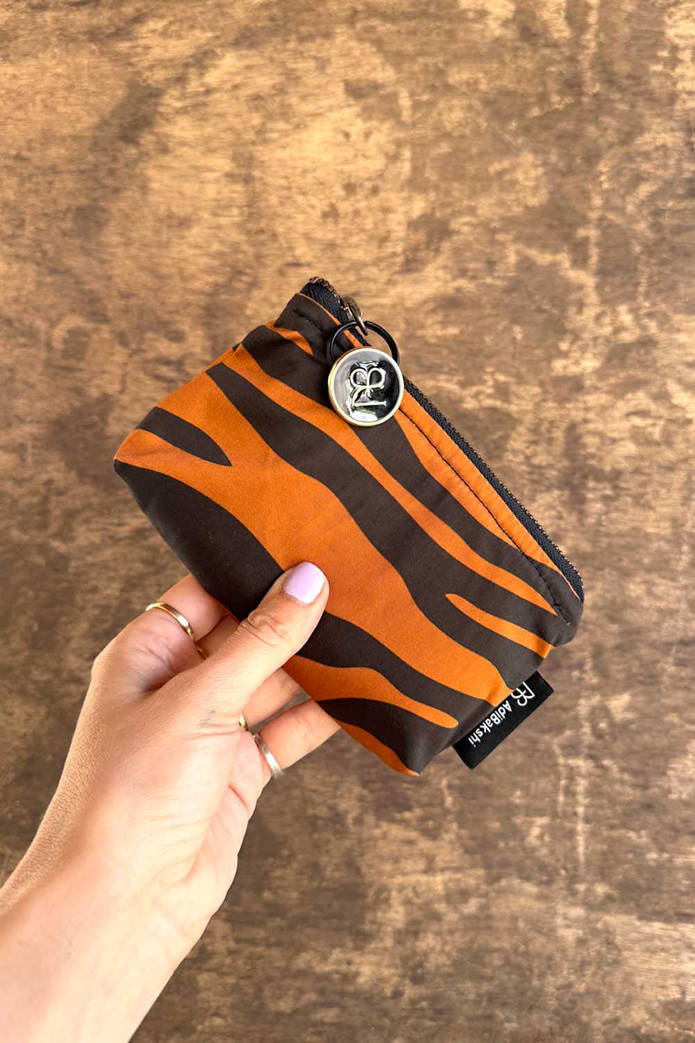 ארנק רותם כתום חום עם הדפס נמר שחור – עדי בקשי