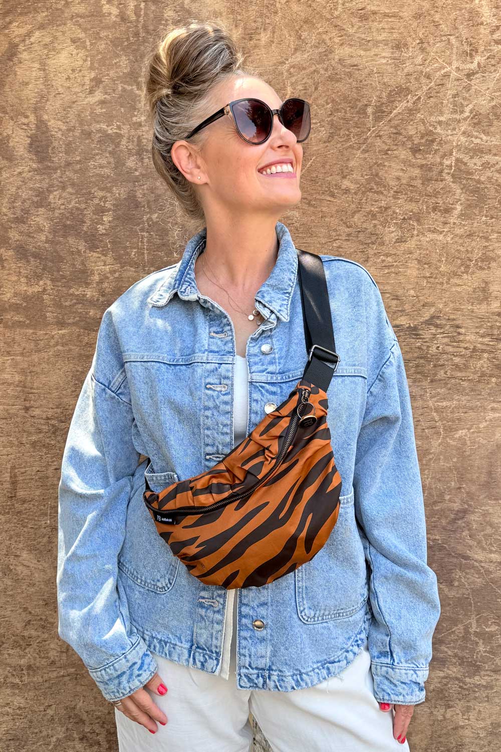 פאוץ' רותם קטן משולב עם אאוטפיט קז'ואל – ז׳קט ג'ינס וחולצת טי לבנה