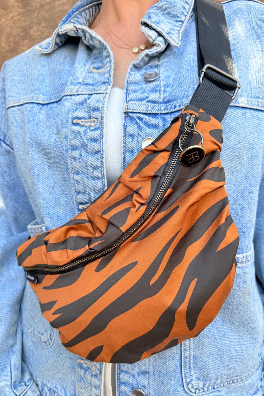 תקריב של פאוץ' רותם קטן המדגיש את הדוגמה המנומרת והגימור הקפדני