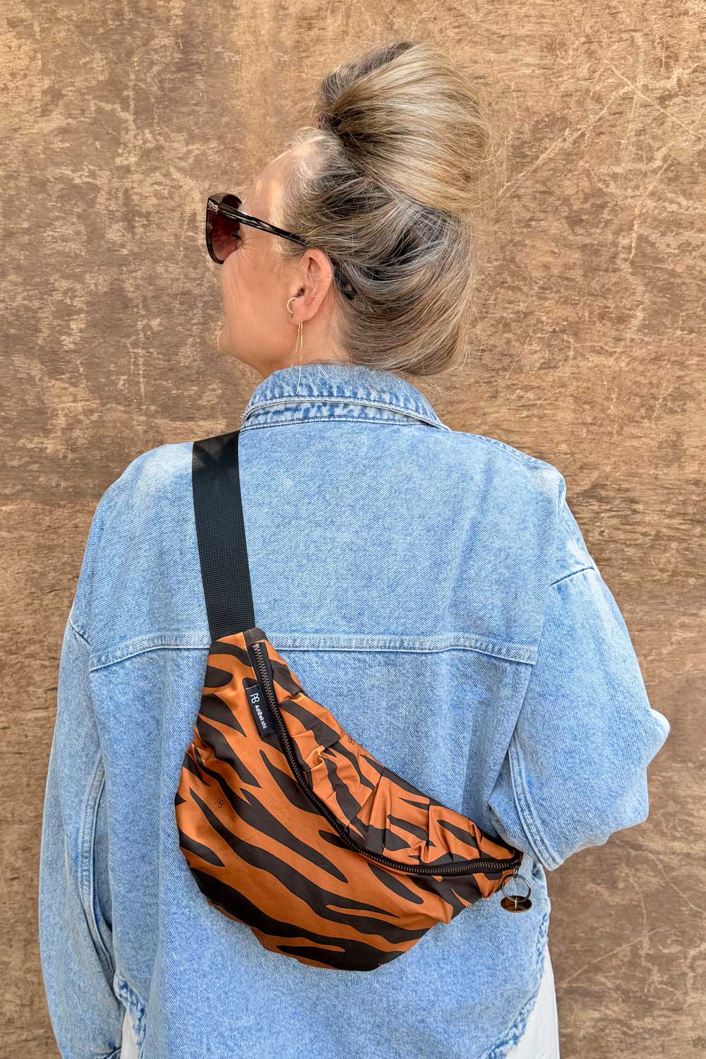 תקריב של פאוץ' רותם קטן המדגיש את הדוגמה המנומרת והגימור הקפדני