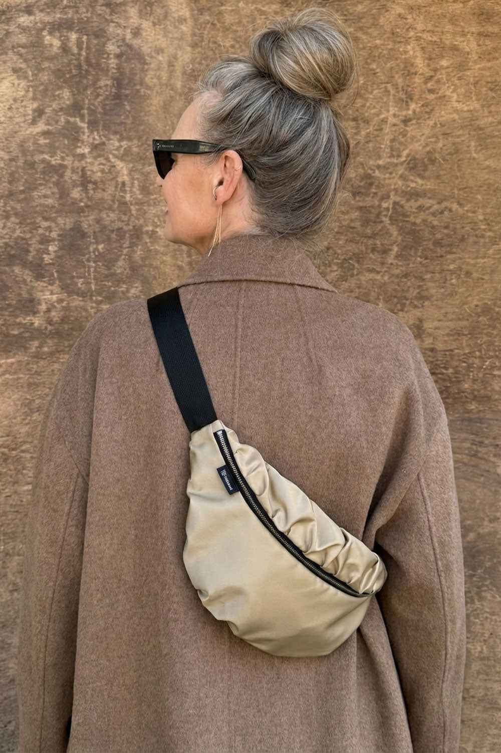 פאוץ’ סמדר קטן לנשים בגוון חאקי-חול מבד איטלקי יוקרתי