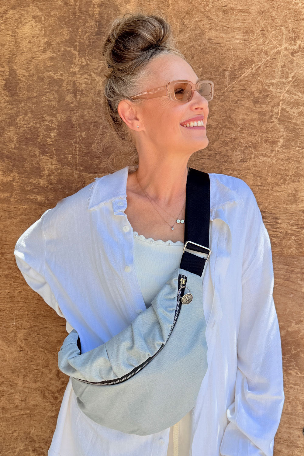 פאוץ׳ “סול” – פאוץ׳ גדול מבד ג׳ינס שטוף בהיר.