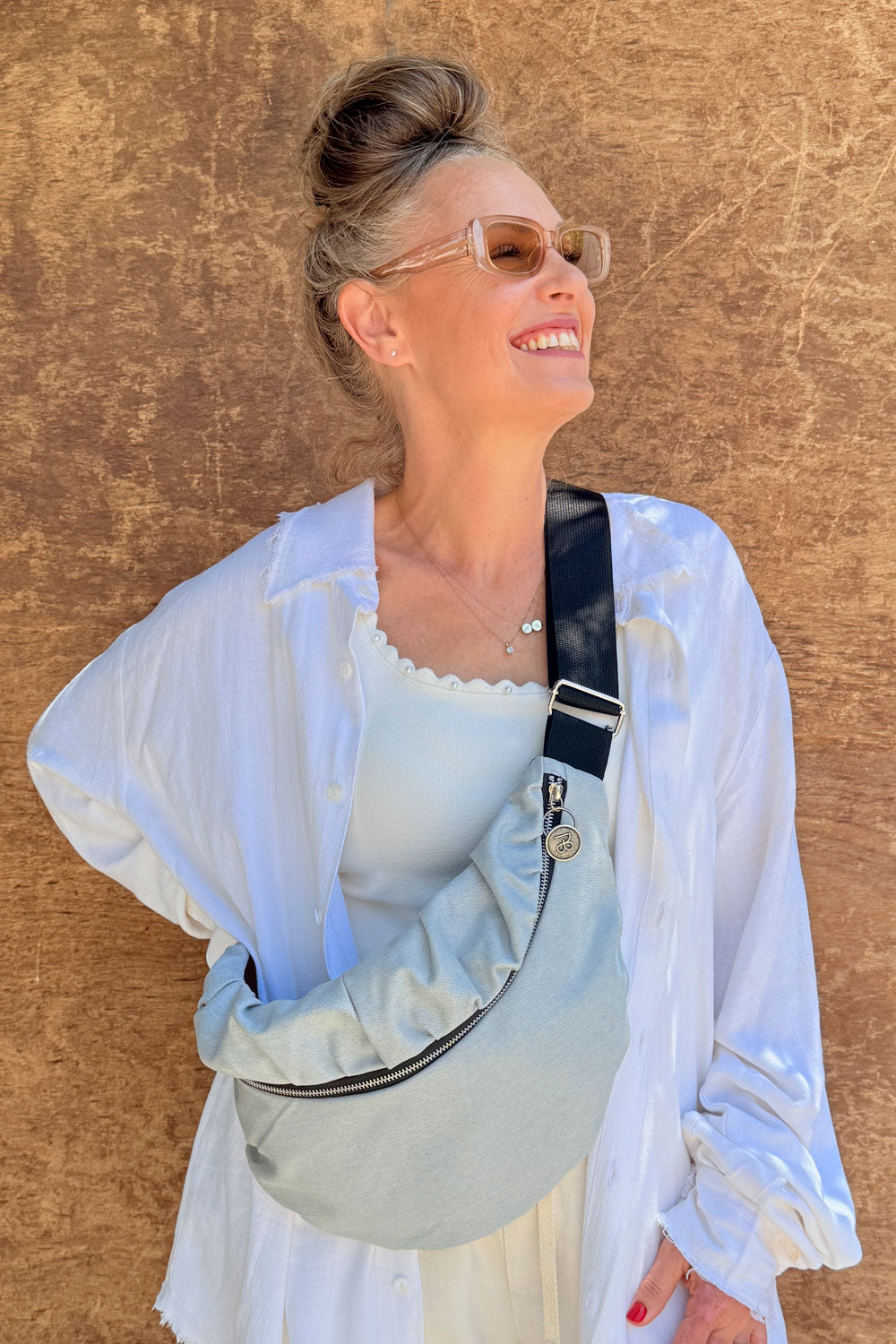 פאוץ׳ “סול” לנשים – בד ג׳ינס בהיר במראה מכובס.