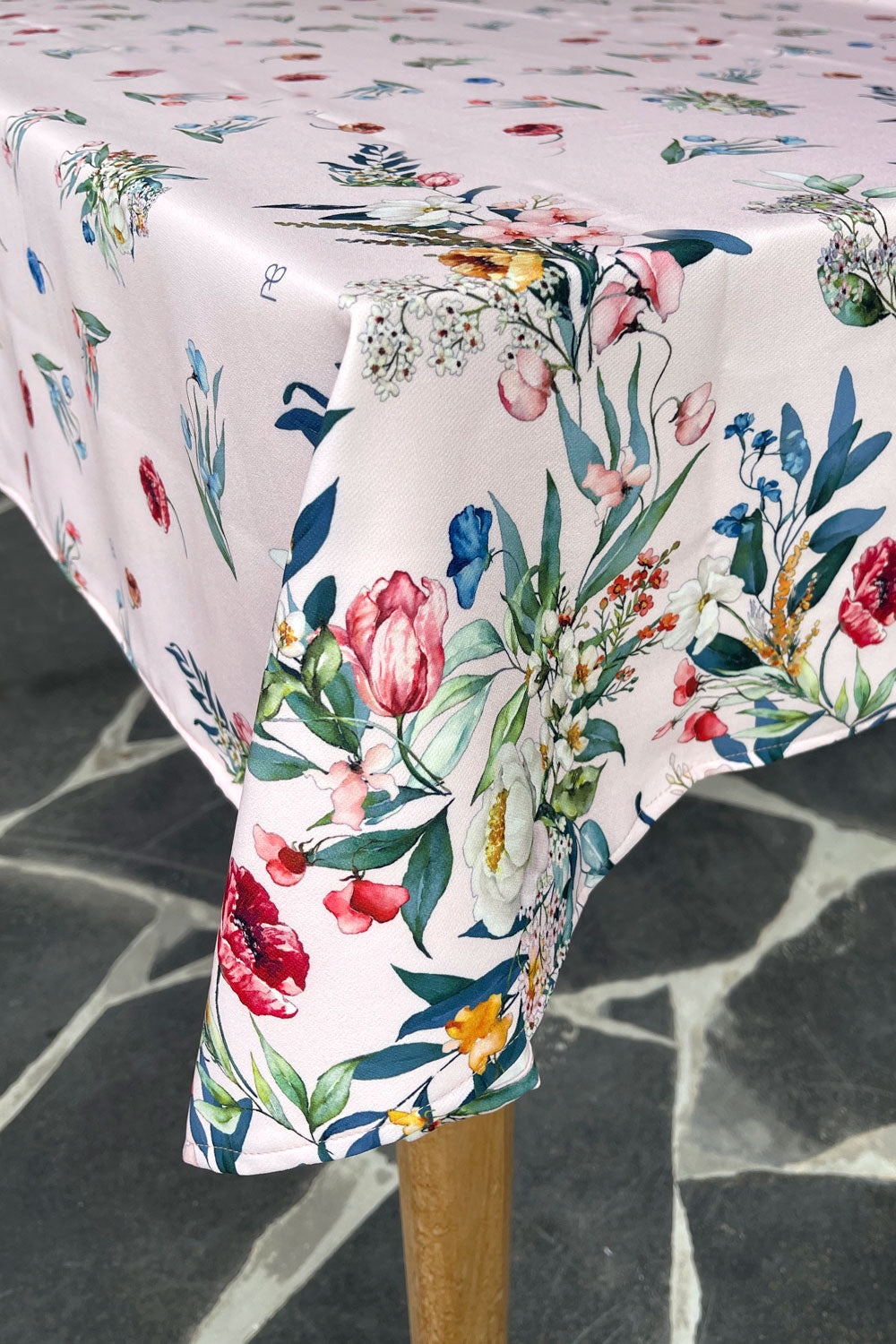 מפת שולחן לילית עם הדפס פרחים עשיר ורקע ורוד פסטל