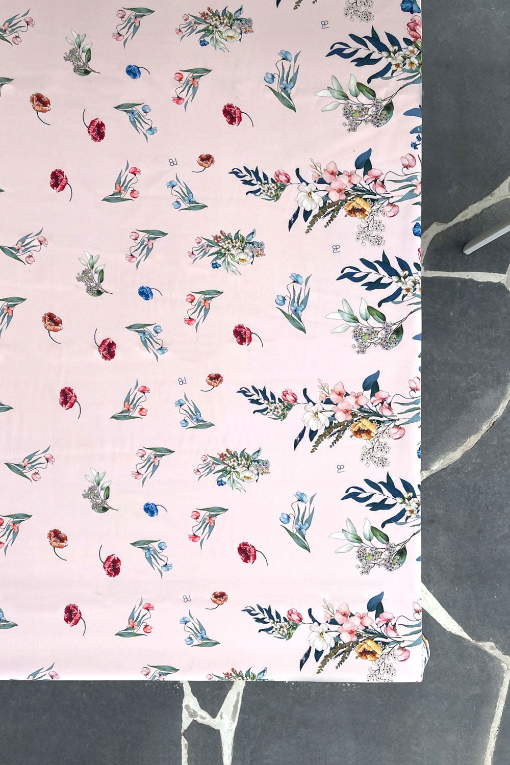 מפת שולחן פרחונית | מפת שולחן צבעונית | מפת שולחן מעוצבת | עדי בקשי