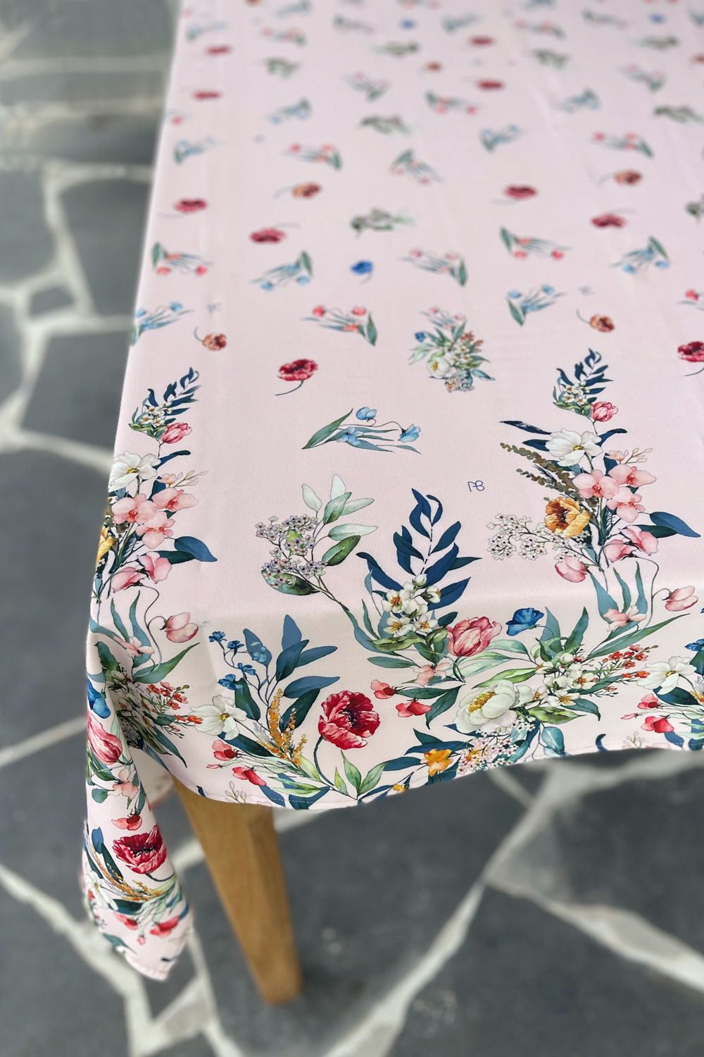 מפת שולחן לילית במראה רומנטי לאירוח חגיגי ומיוחד