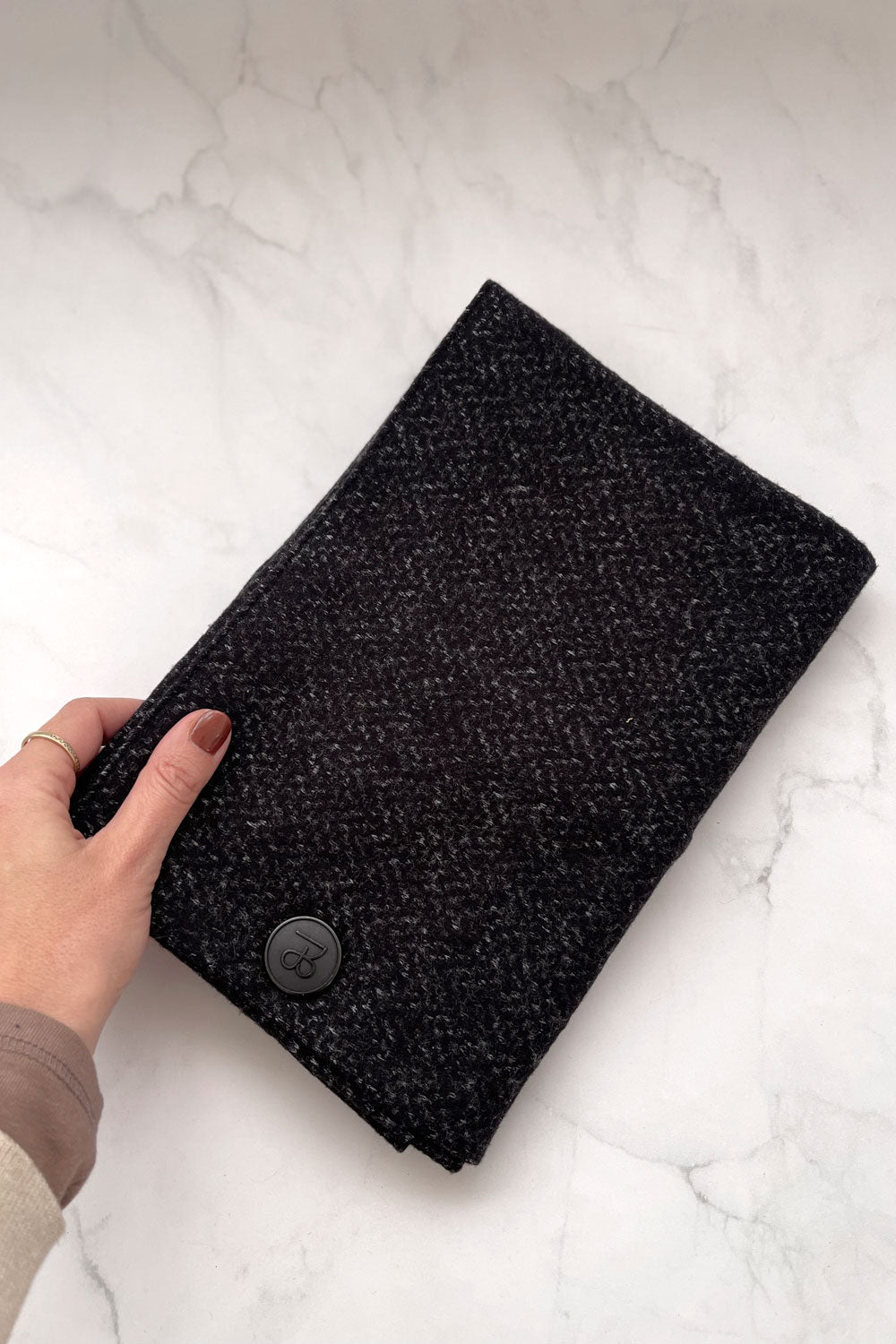 צעיף מלטף טל פרוס – צעיף שחור רך וגמיש המתאים לכל מידה