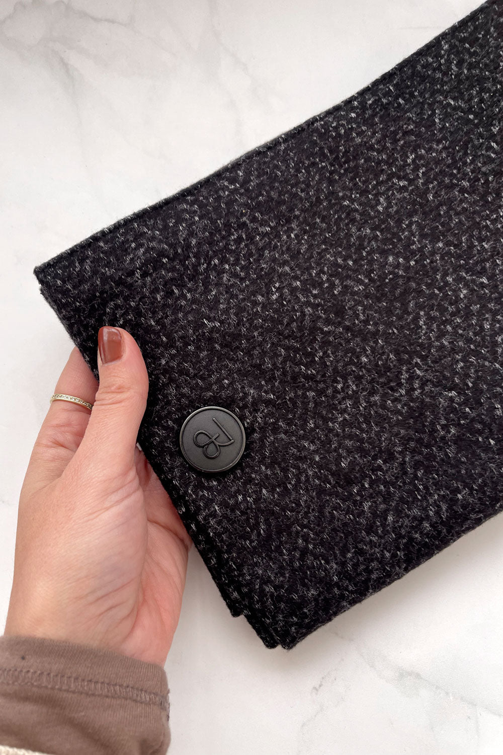 צעיף מלטף טל של Adi Bakshi על דוגמנית – לוק חורפי שחור ואלגנטי