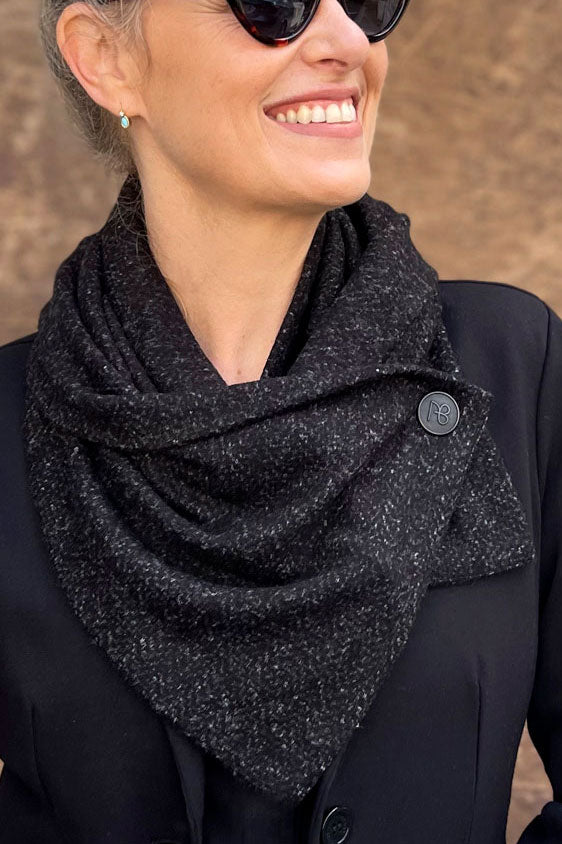 צעיף מלטף טל בצבע שחור־פחם של Adi Bakshi – צעיף רך ואלגנטי עם טקסטורת גלים וכפתור לוגו איטלקי