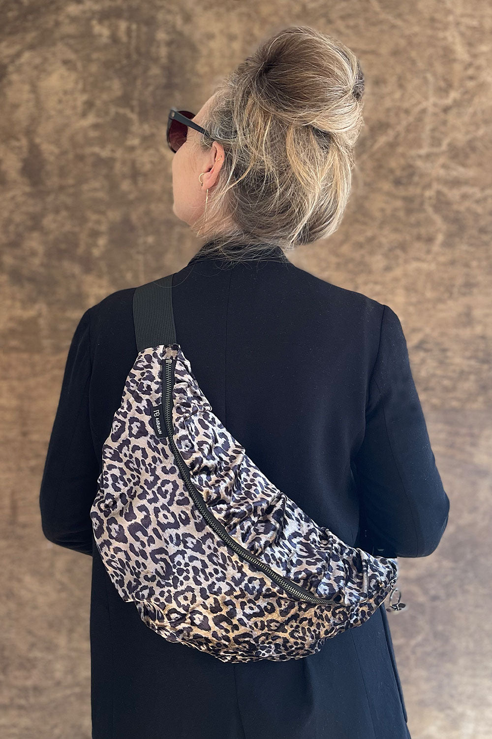 פאוץ׳ טייגה גדול בקטיפה מנומרת – עדי בקשי, עבודת יד.