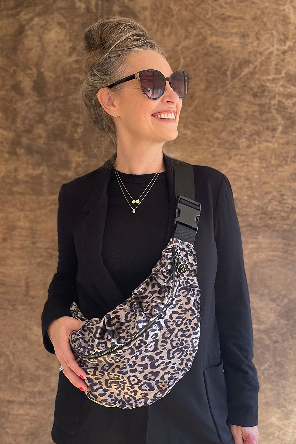 פאוץ׳ טייגה בקטיפה מנומרת – על כתף דוגמנית.