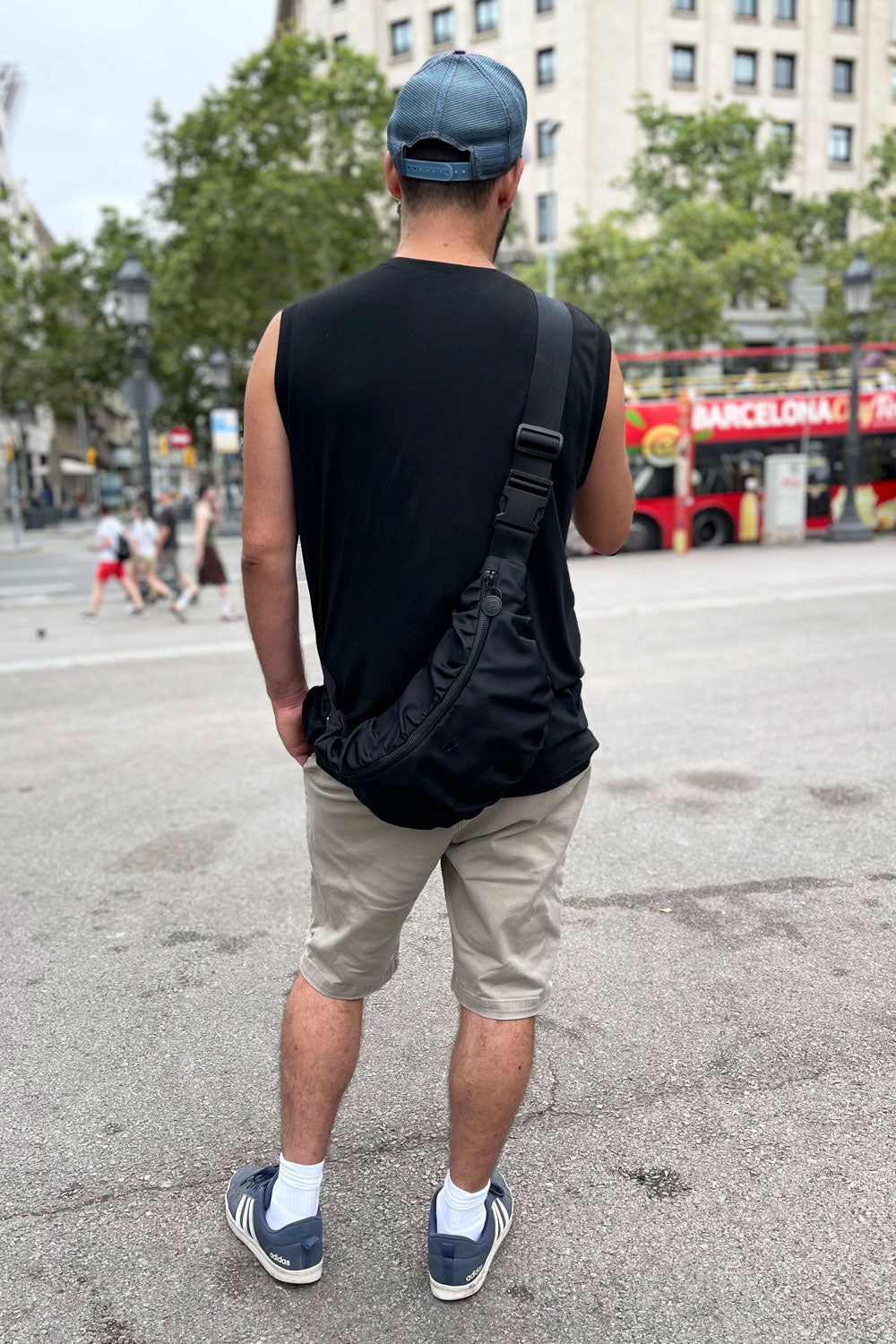 גבר מטייל עם פאוץ' ורונה גדול שחור – מושלם לנסיעות ולטיולים