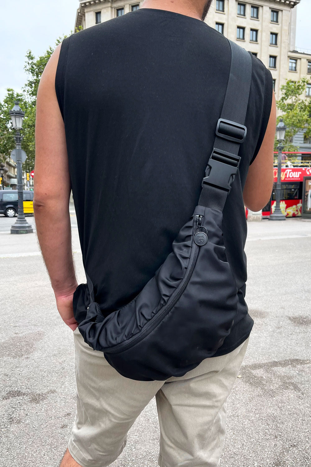 פאוץ' ורונה גדול שחור לגבר – תיק צד יוקרתי לטיסה, עדי בקשי