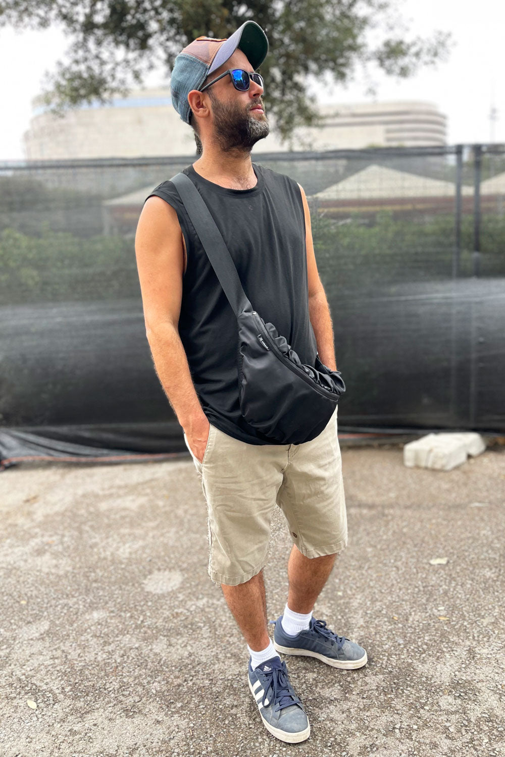 פאוץ' ורונה גדול שחור על גבר – תיק צד אלגנטי, עדי בקשי, מיוצר בישראל