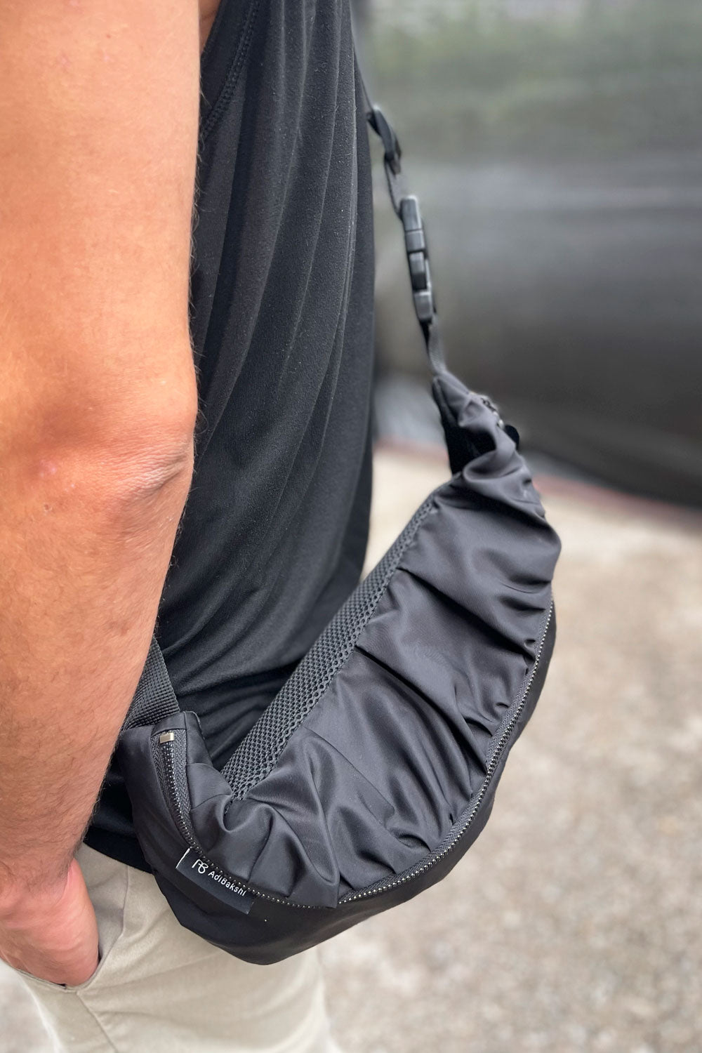 פאוץ' ורונה גדול שחור על גבר – פאוץ' מרווח ונוח, עדי בקשי