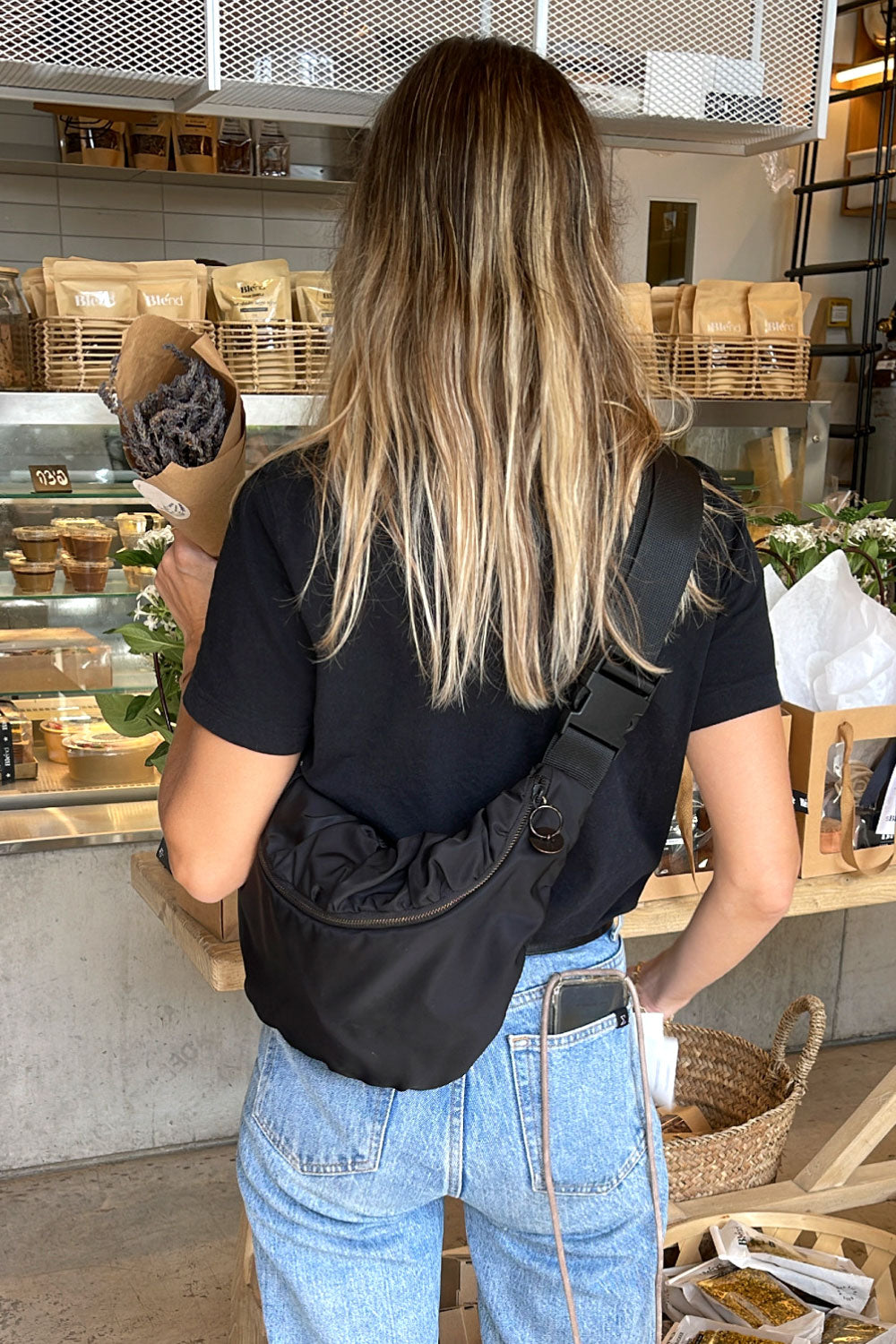 לקוחה עם פאוץ' ורונה גדול שחור – עיצוב עדי בקשי, מבד איטלקי קלאסי