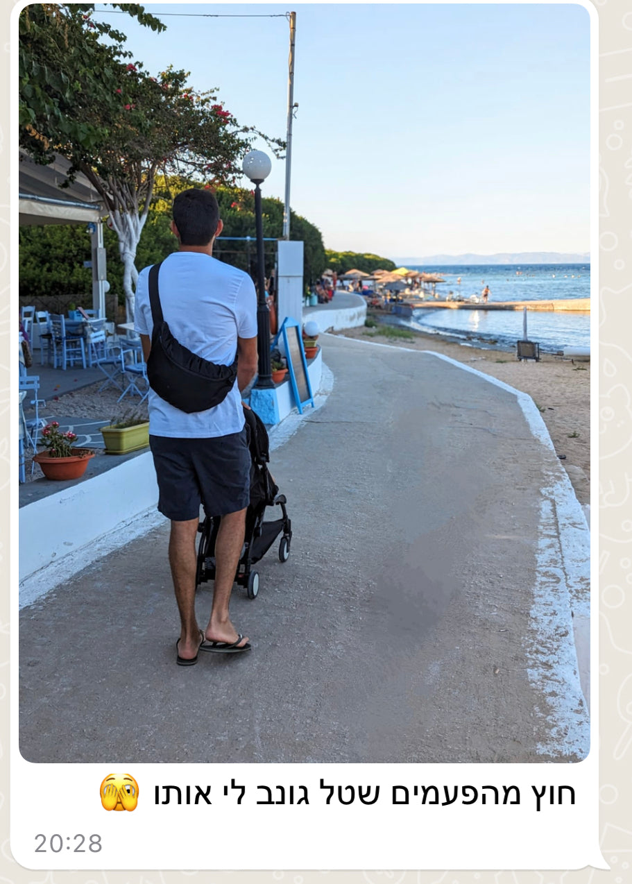 לקוח עם פאוץ' ורונה בטיול בחו"ל – פאוץ' גדול לגברים, עיצוב עדי בקשי, מיוצר בישראל