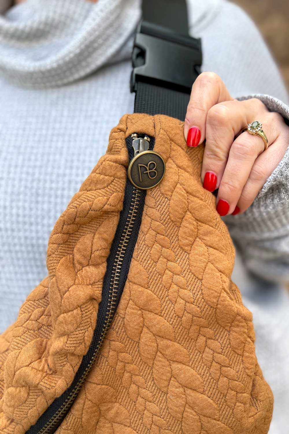 פאוץ׳ גדול זינה