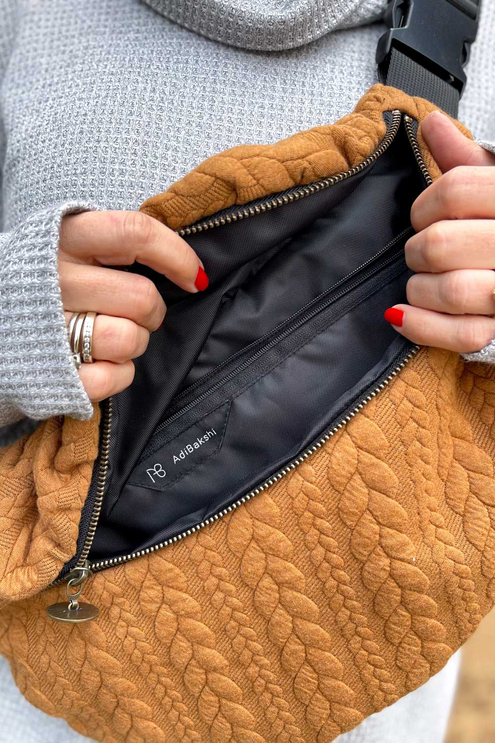 פאוץ׳ גדול זינה